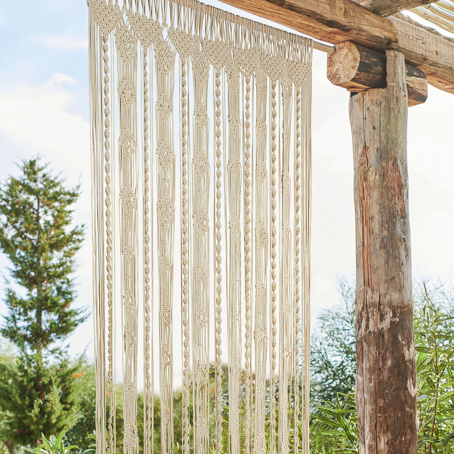 Gordijn Arjun Beige katoenen macramé hangend aan houten constructie, wanddecoratie voor binnen en buiten