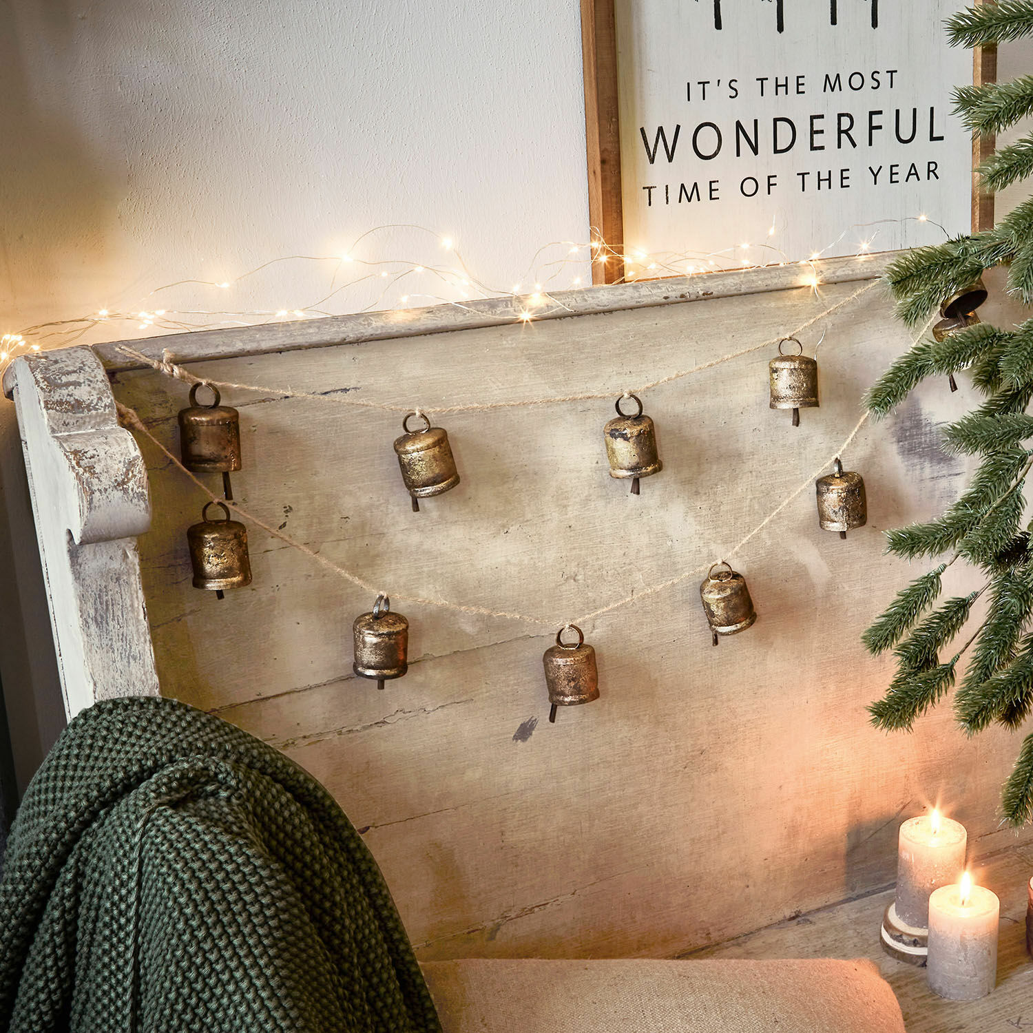 Slinger van metalen belletjes in antiek gouden kleur aan touw, vintage kerstdecoratie