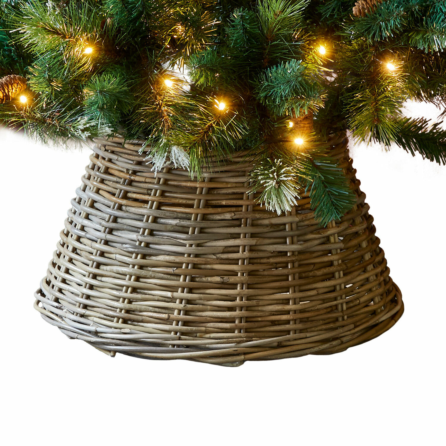 Mand voor kerstboomvoet Kiente Natuurlijke rieten kerstboomstandaard met groene takken en warme LED-verlichting