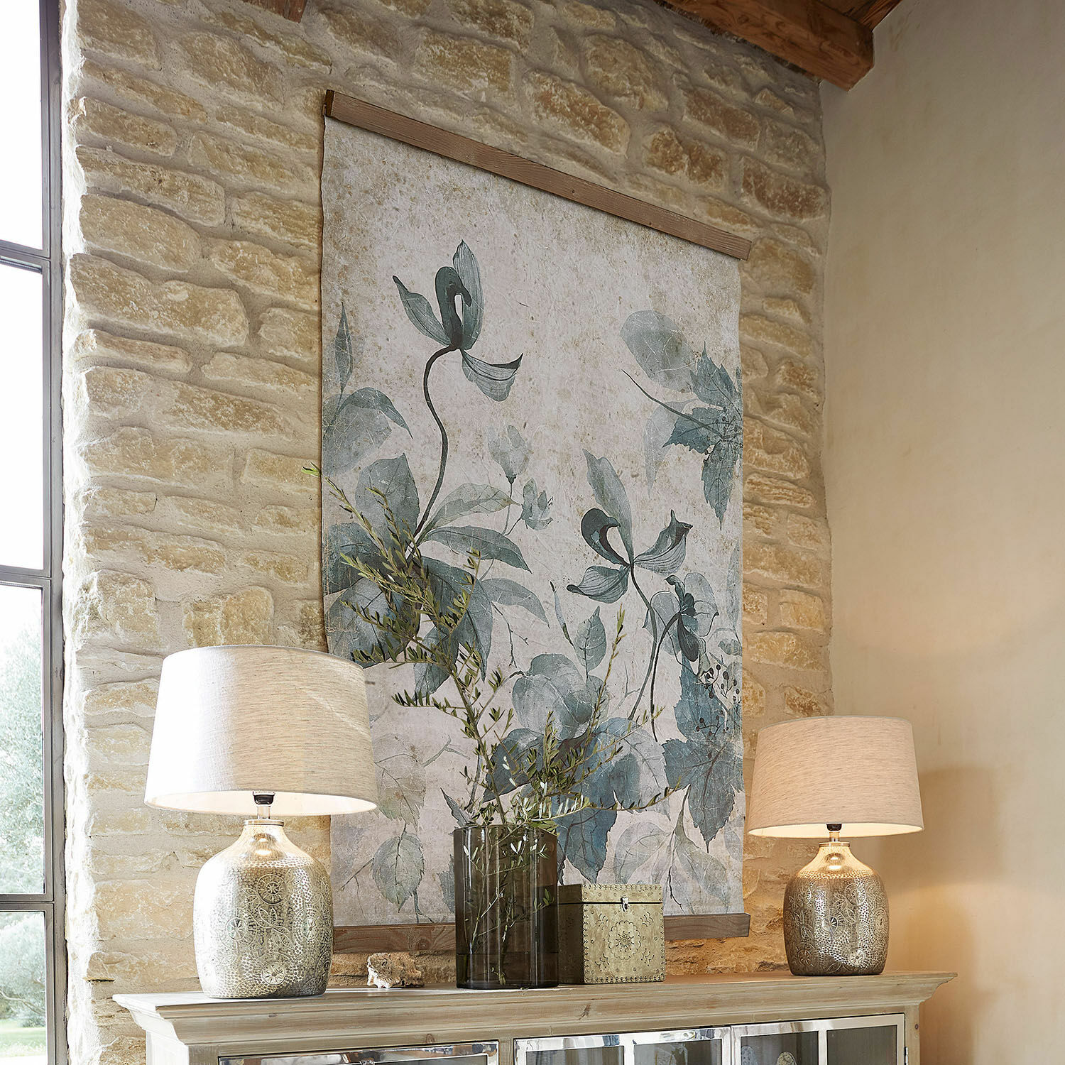 Afbeelding Bessoncourt Decoratief canvas met groen bladmotief aan stenen muur in rustieke woonruimte