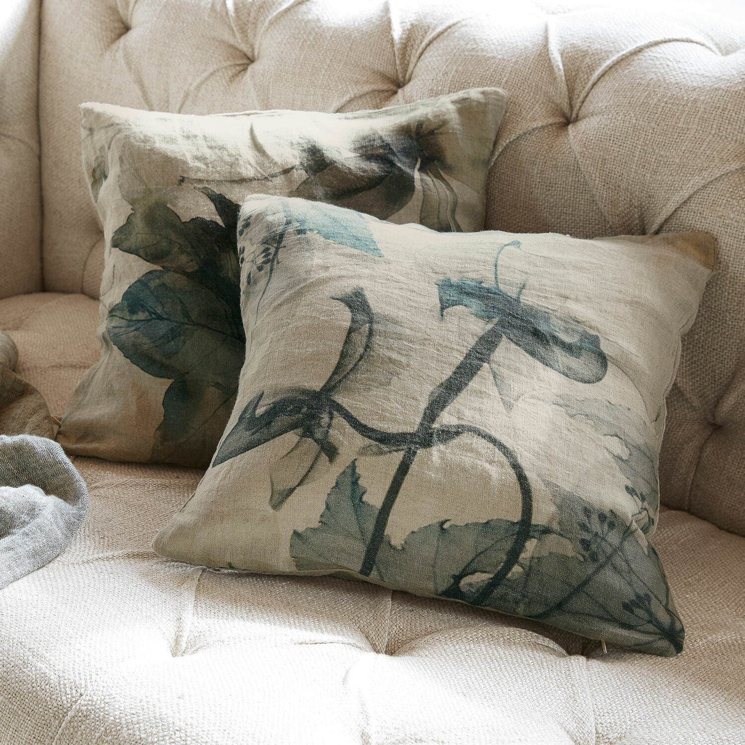 Kussenhoes set van 2 Forsyth Beige linnen sierkussens met groene bladeren op lichte bank voor woondecoratie