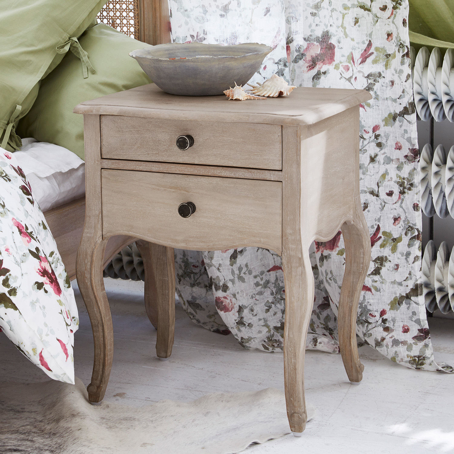 Nachtkastje Egri Nachtkastje van natuurlijk hout in vintage stijl met twee lades en decoratieve schaal