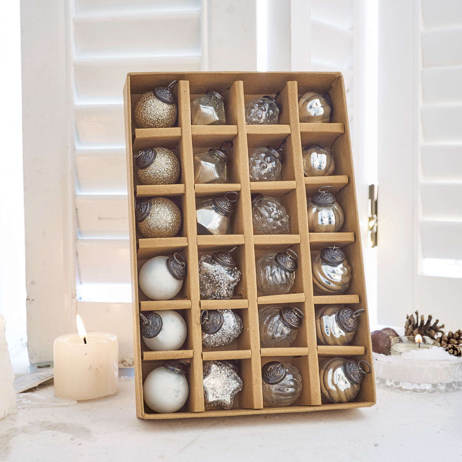 Kerstversiering set van 24 Sanary Set van 24 glazen kerstballen in goud, wit en zilver, feestelijke kerstdecoratie