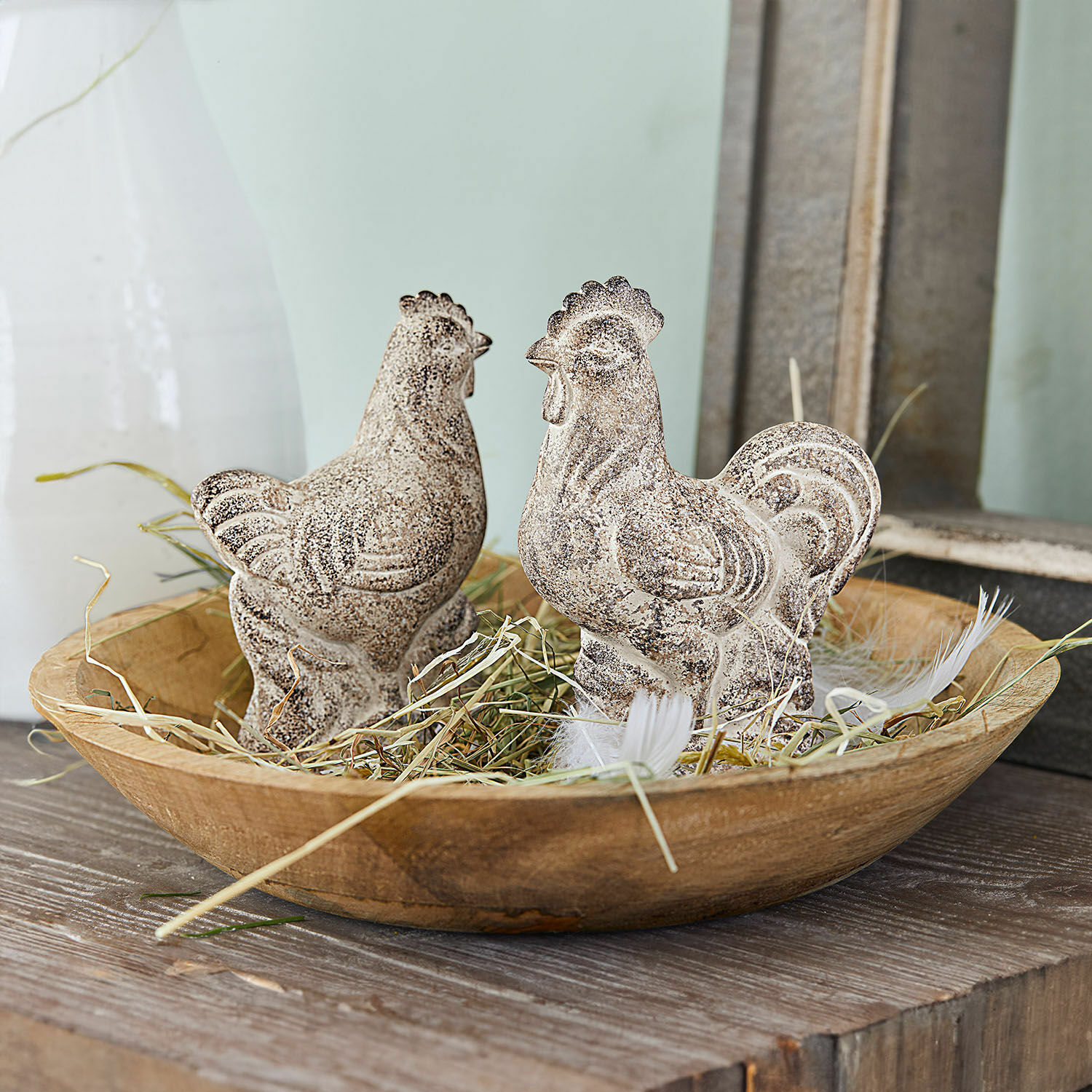Kip set van 2 Gesualdo Decoratieve stenen kip- en haanfiguren in houten schaal met stro, rustieke woondecoratie