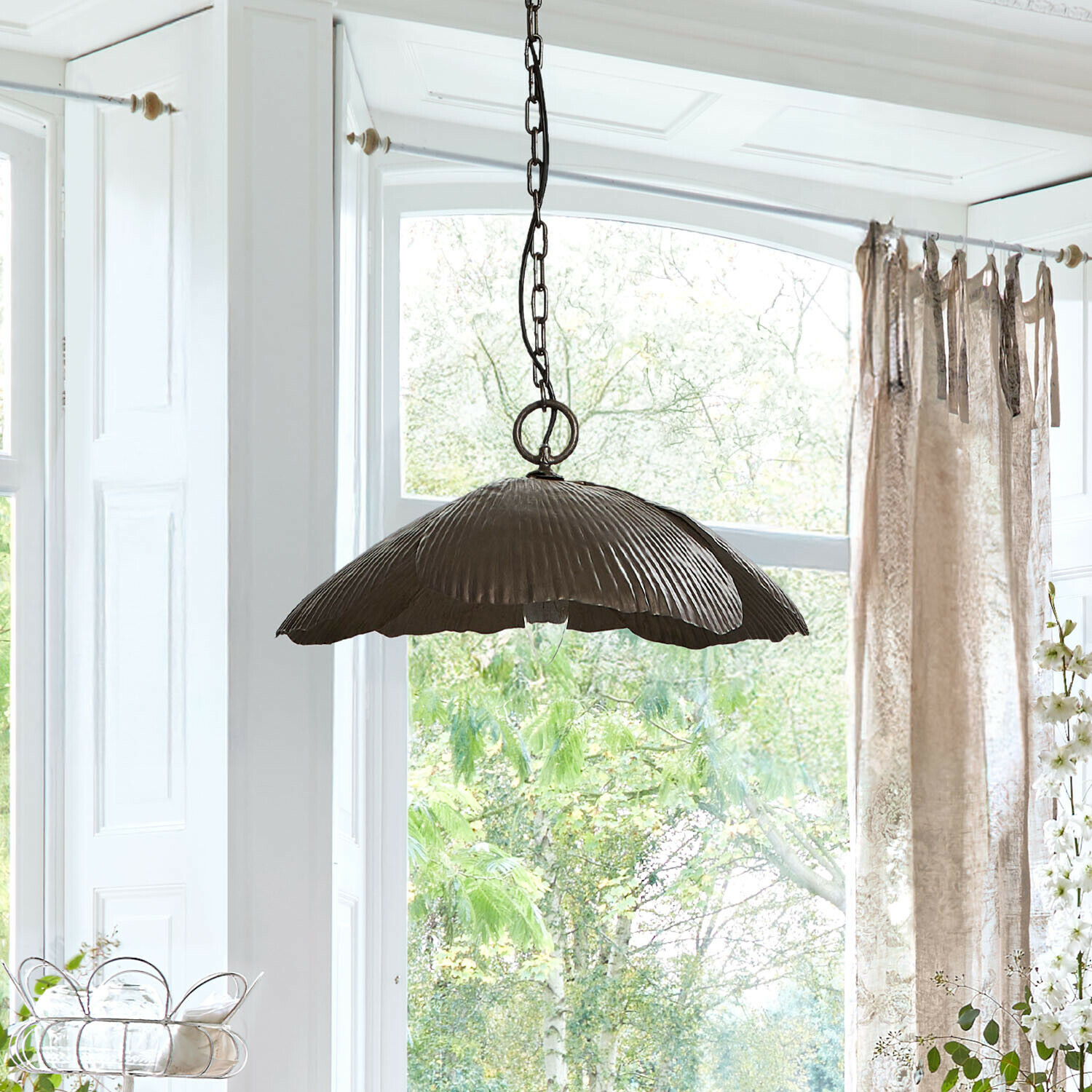 Hanglamp van donkergrijs metaal in bladvorm, decoratieve verlichting voor lichte woonkamers