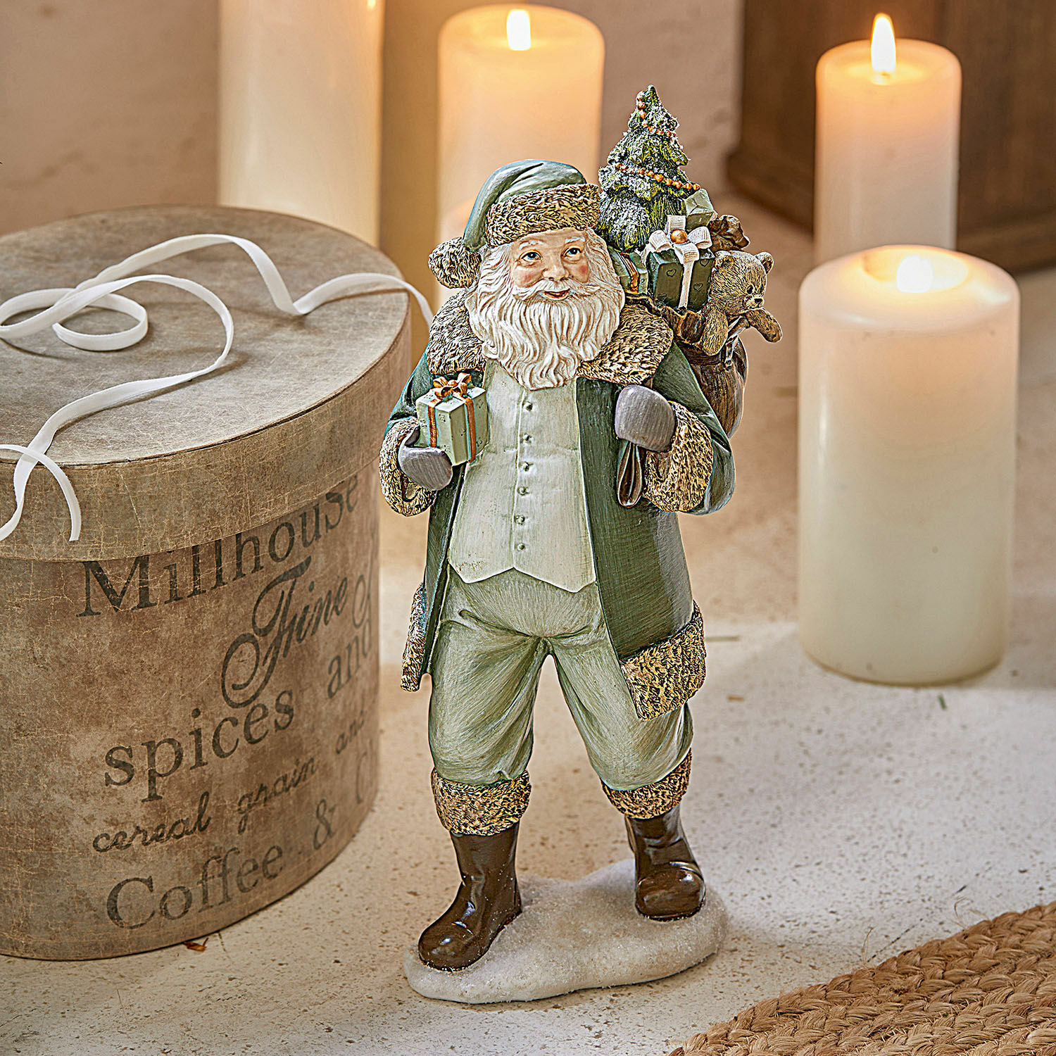 Kerstmanfiguur in groene jas met cadeaus, kerstdecoratie van kunststof