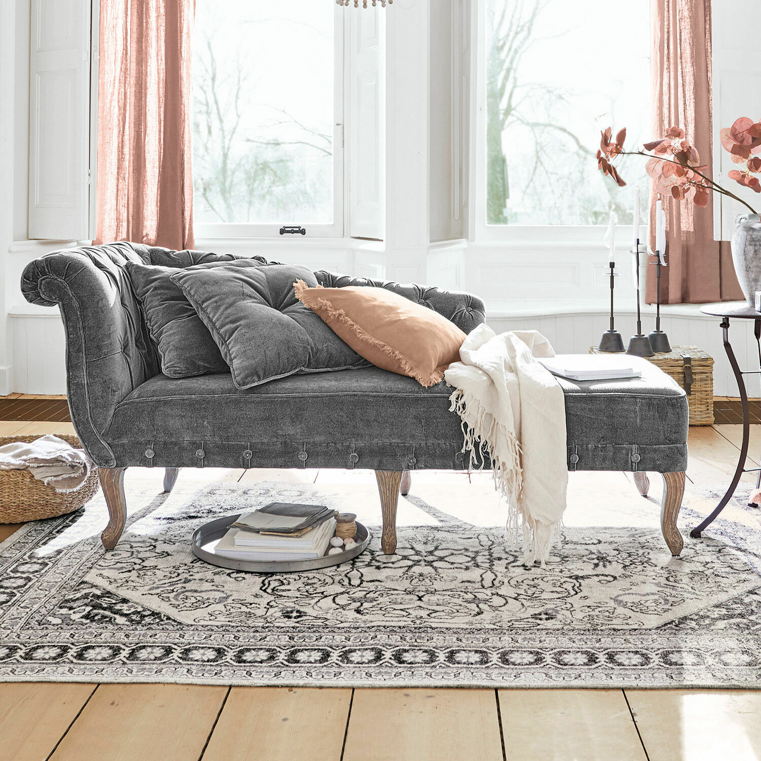Chaise longue Viviani Grijze fluwelen chaise longue met houten poten en lichte kussens in lichte woonkamer