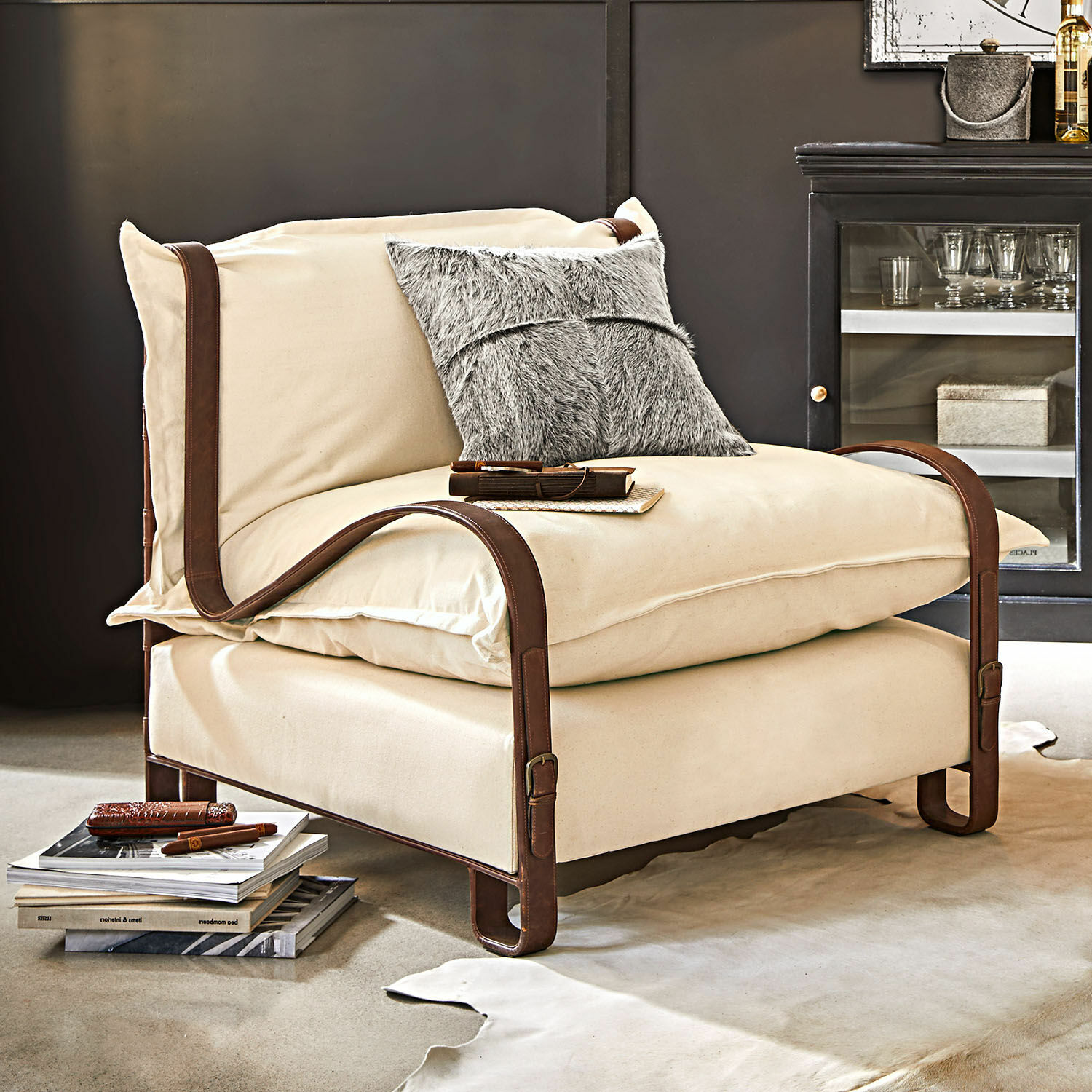 Beige katoenen fauteuil met bruine leren riemen, moderne woonkamerstoel