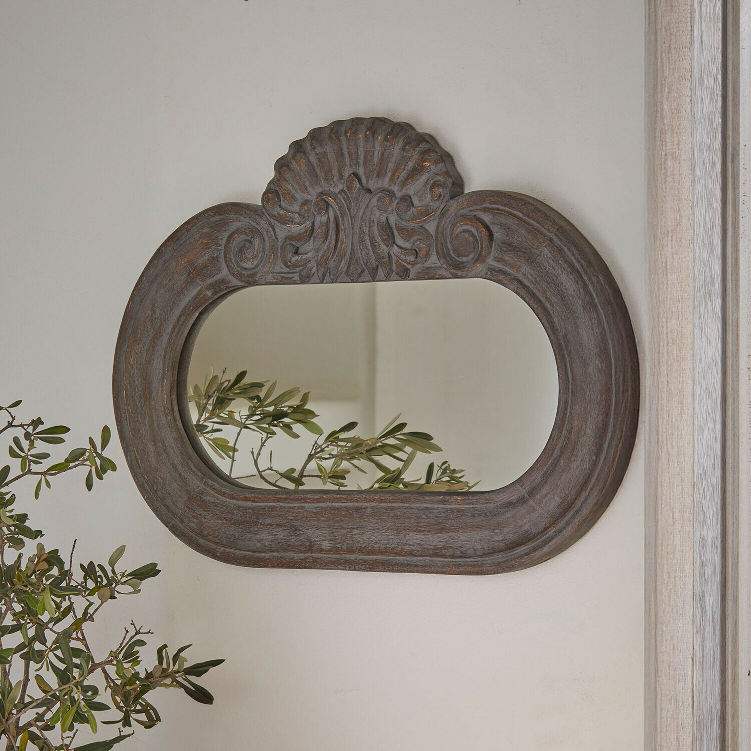 Spiegel Elvéric Ovaal spiegel van donker hout met decoratief gesneden patroon, vintage stijl voor woonkamer