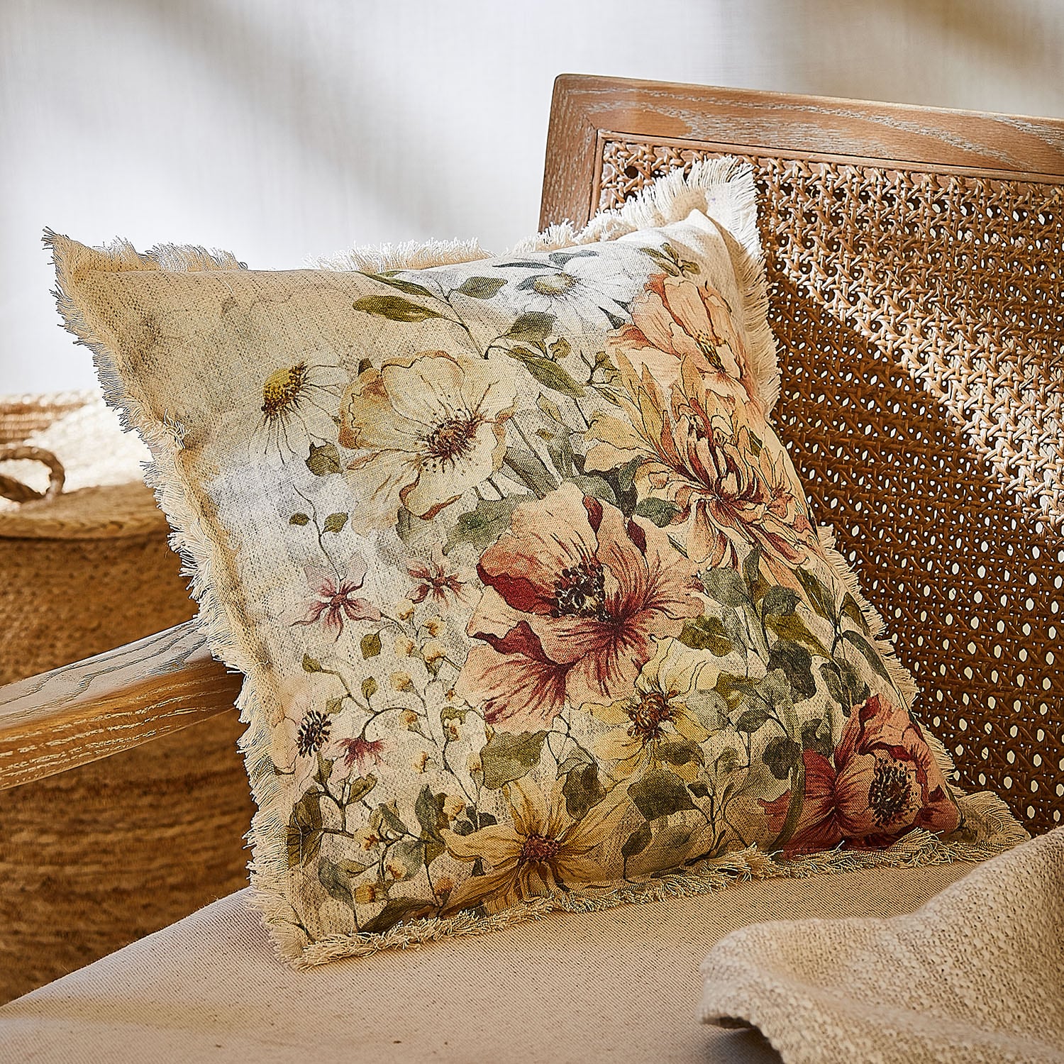 Decoratief katoenen kussen met bloemenpatroon en franjes in natuurlijke kleuren voor woonkamer