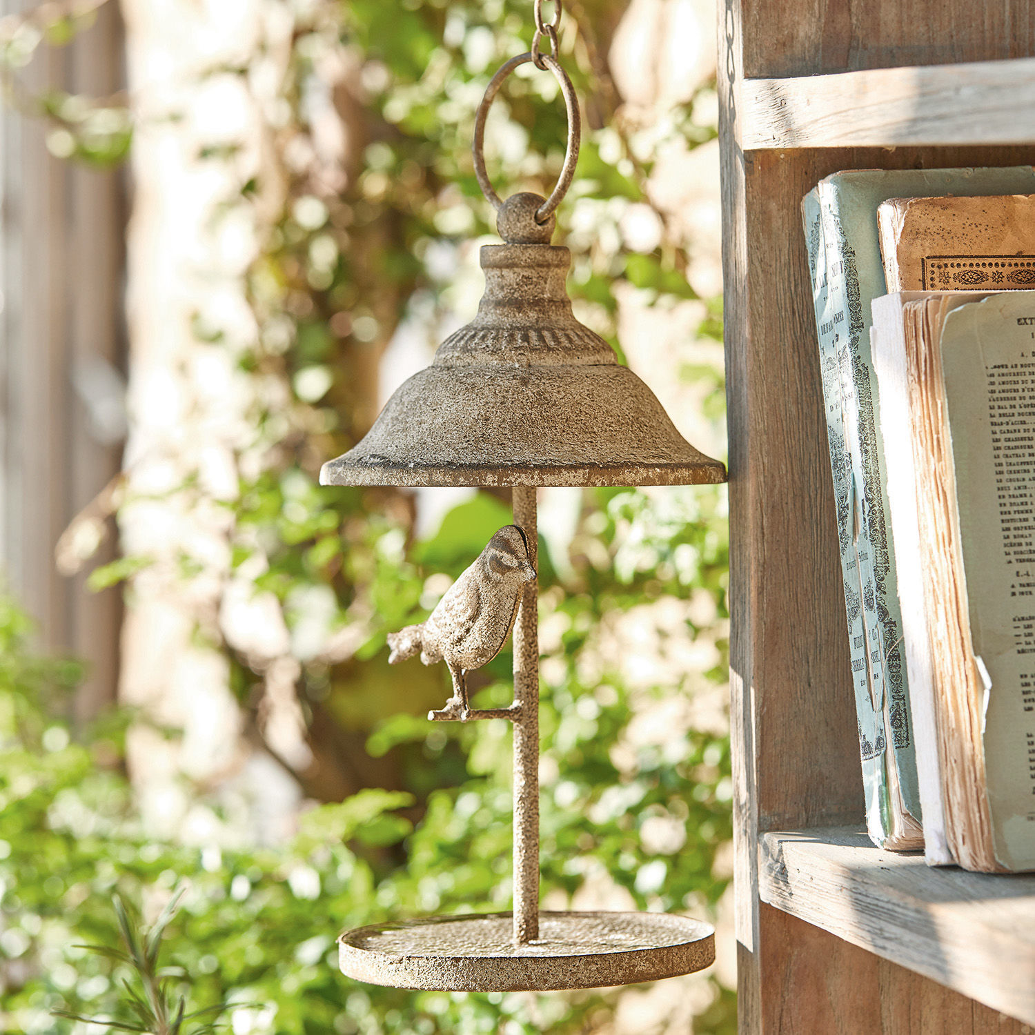 Vogelhuisje Sibongile Metalen bel met vogel in verweerde bronzen kleur, decoratie voor tuin en interieur