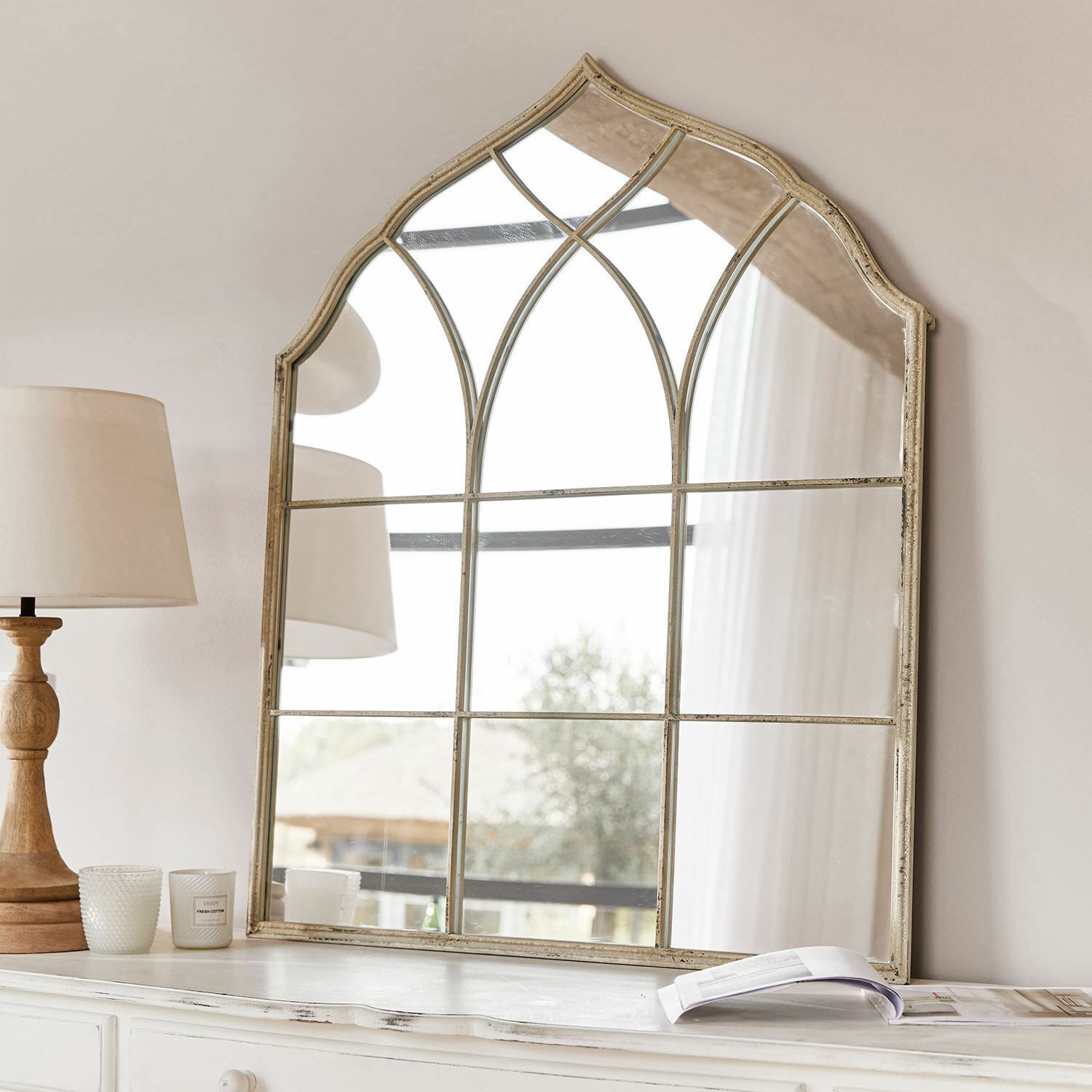 Decoratieve spiegel met beige metalen frame in rustieke stijl, geschikt voor woonkamer