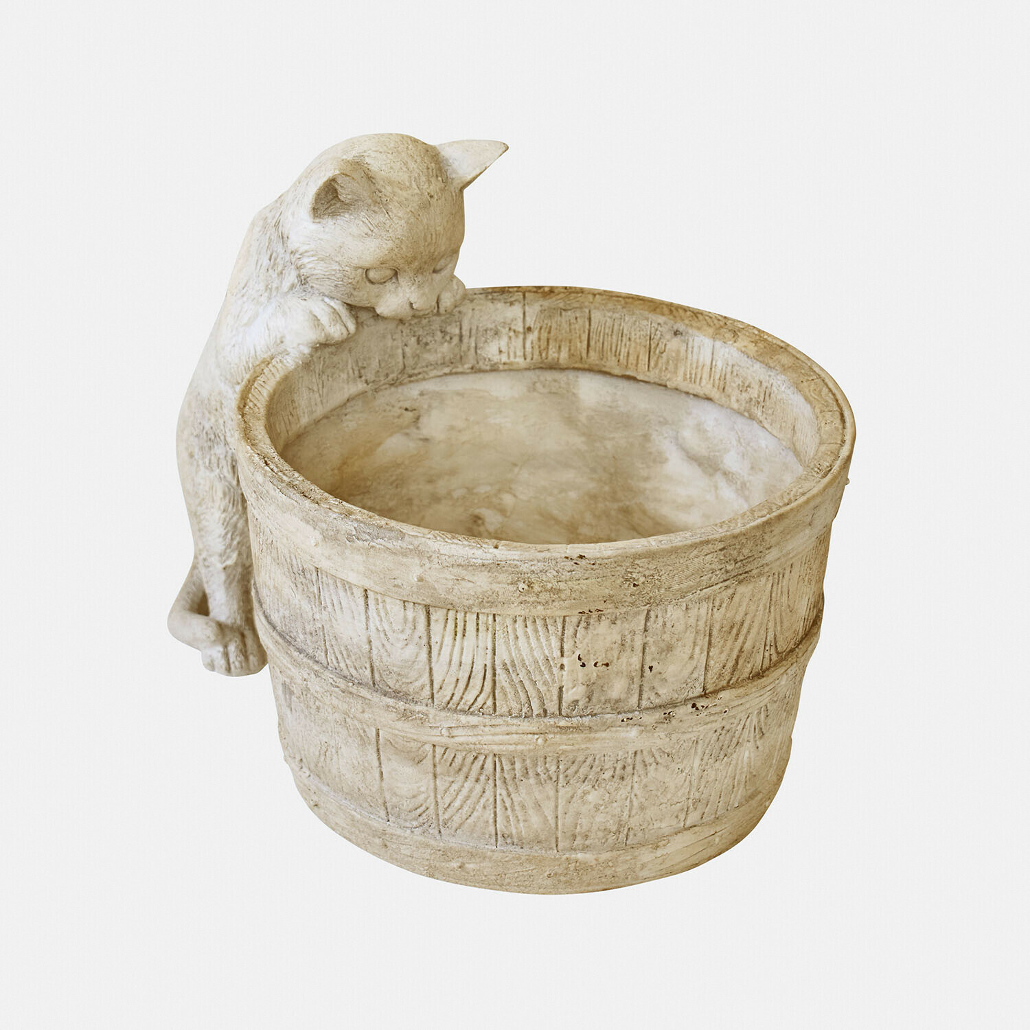 Beige stenen bloempot met katfiguur die over de rand klimt, decoratieve tuinaccessoire