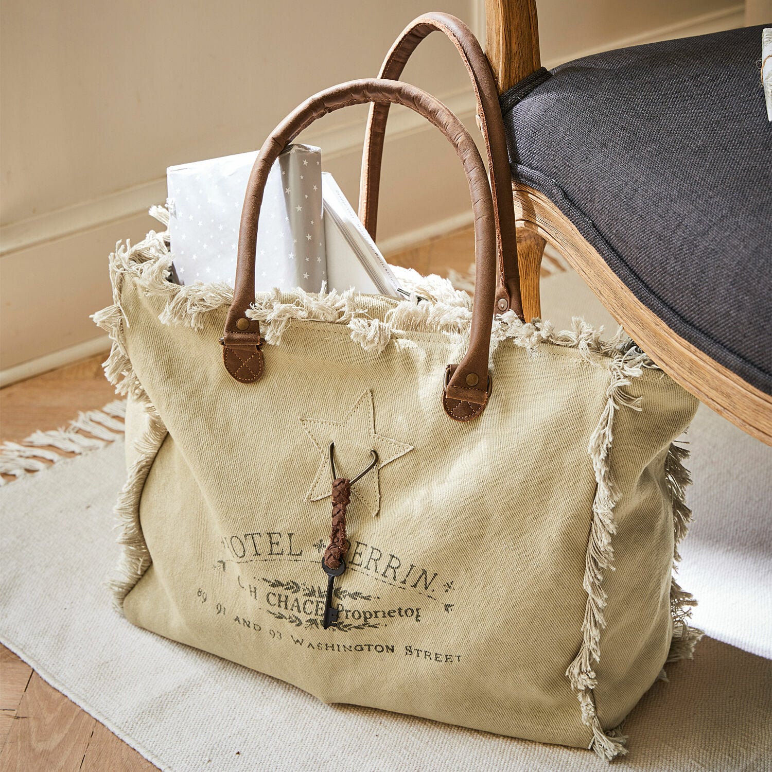 Tas Elora Beige katoenen tas met franjes en bruine handvatten, vintage stijl, praktische boodschappentas
