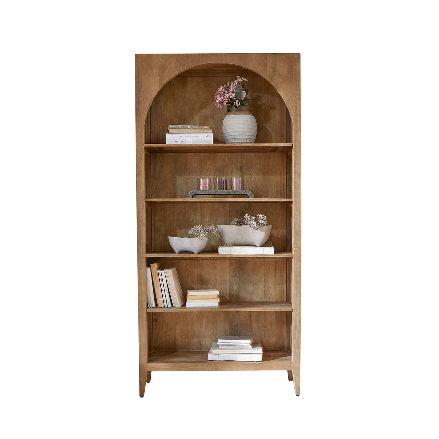 Open kast Maderaviva Houten kast met boogvorm in natuurlijke kleur, versierd met boeken en vazen, rustieke stijl