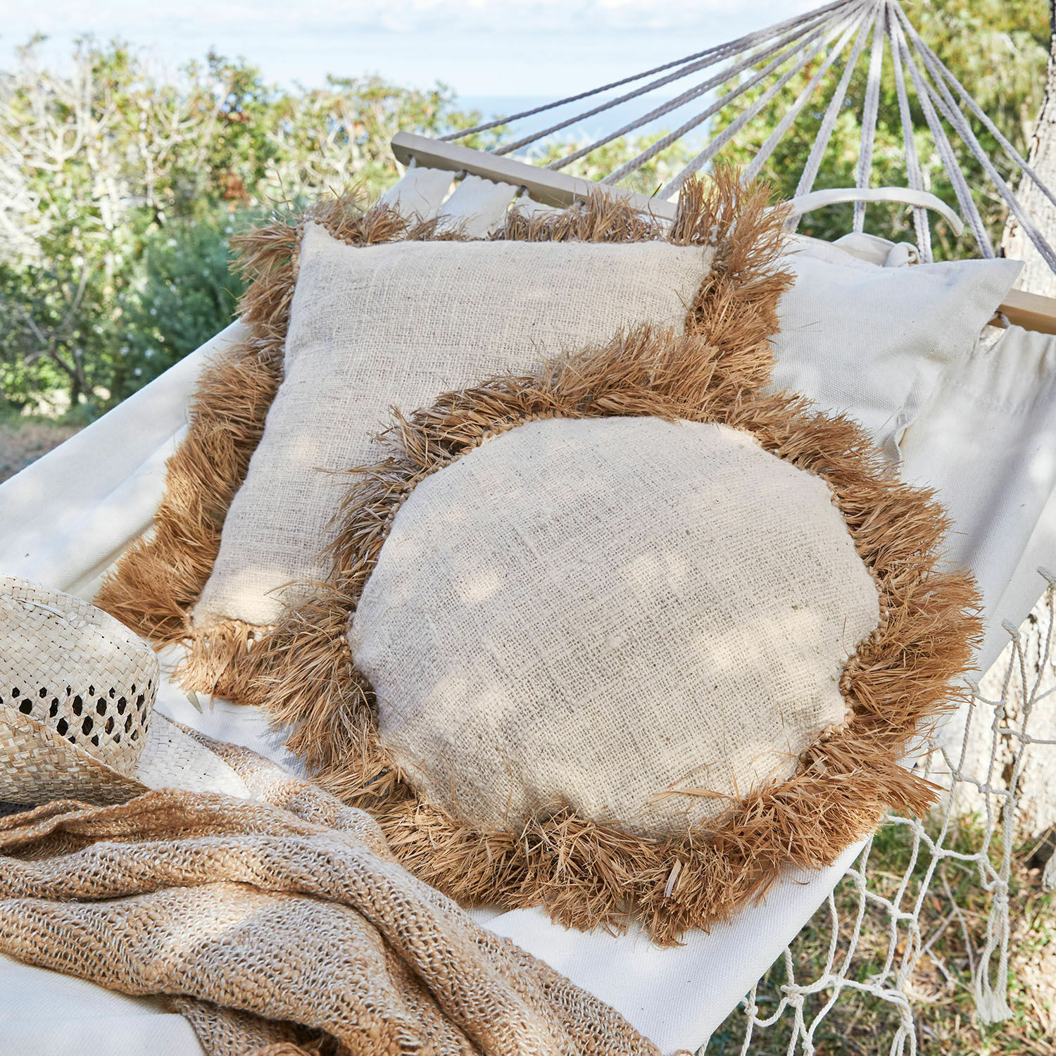 Kussen set van 2 Adavale Beige linnen kussens met bruine franjes op hangmat in tuin, natuurlijke buitendecoratie