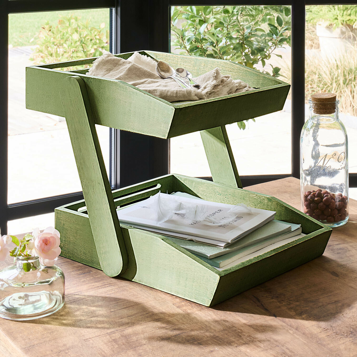 Twee niveau groene houten organizer met boeken en bestek, praktisch voor bureauopslag