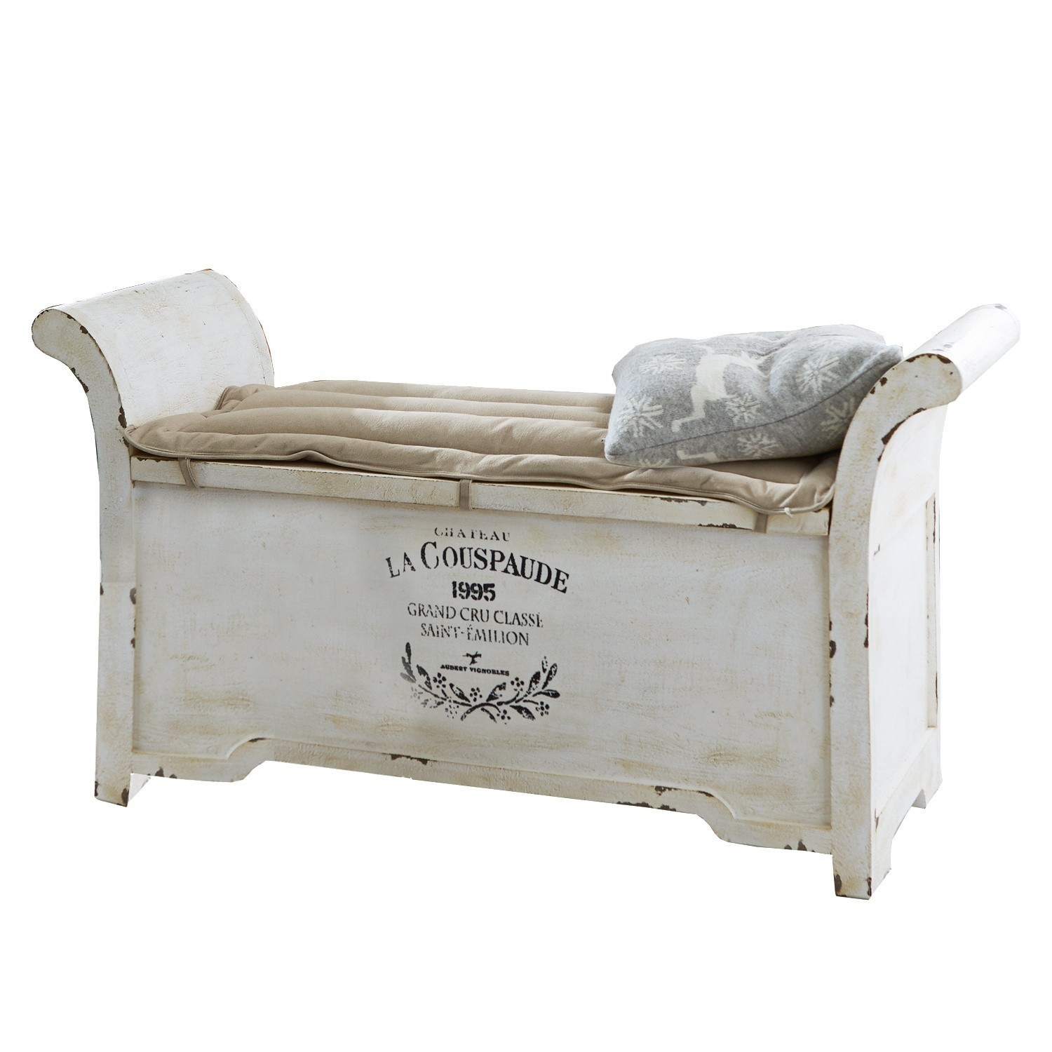 Vintage witte houten bank met beige kussen en grijs sierkussen