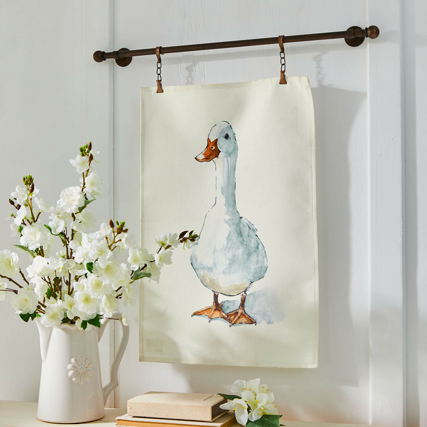 Decoratieve katoenen doek met eendenprint in pasteltinten, hangend aan een metalen stang