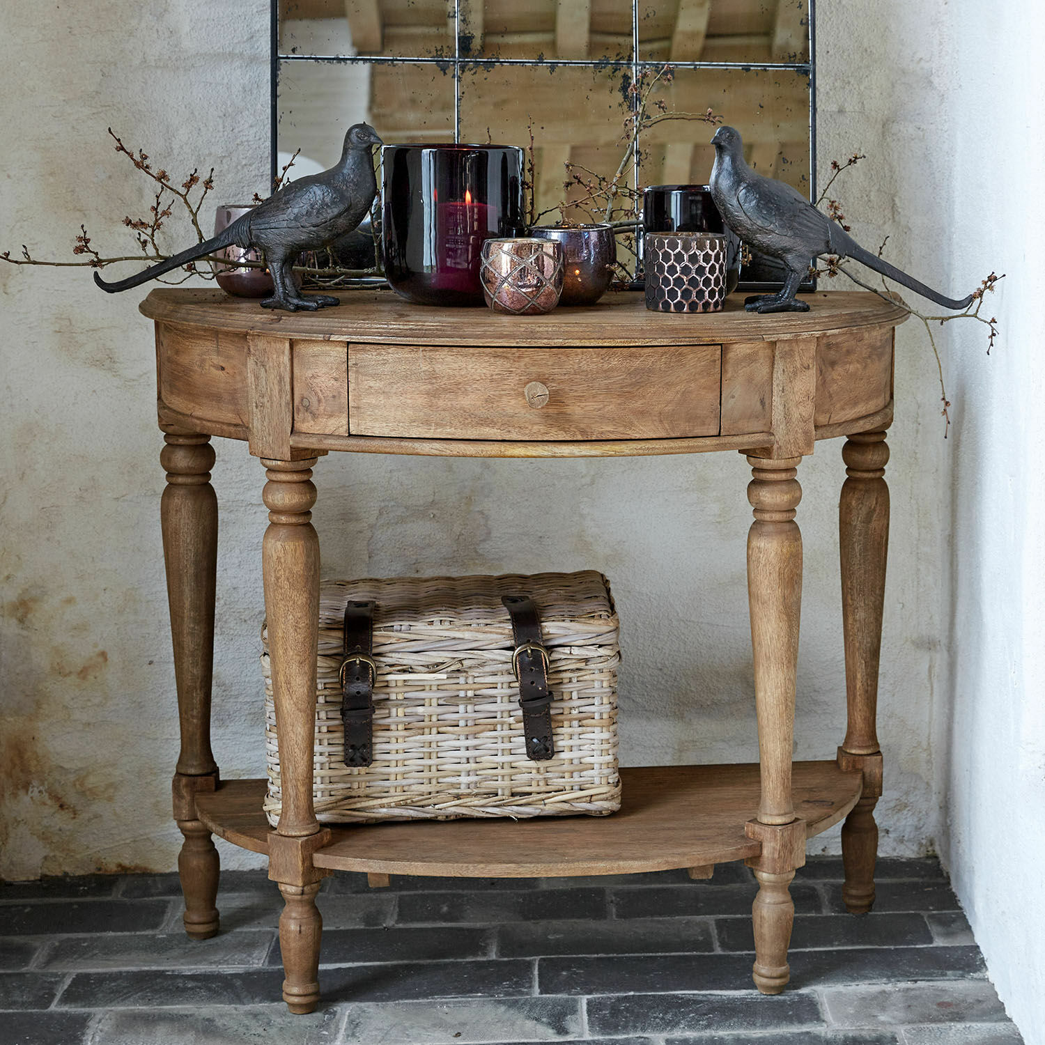 Sidetable Daintique Houten tafel met lade, versierd met metalen vogelbeelden en kaarsen in donkere glazen houders
