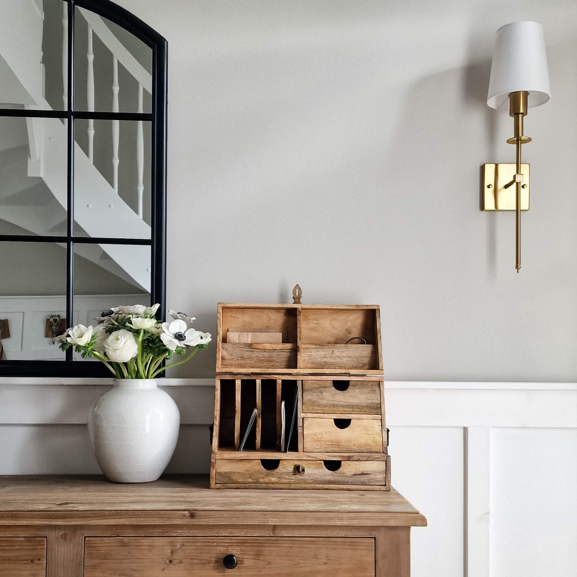 Houten bureau-organizer met laden en vakken in natuurlijke houtkleur voor documenten