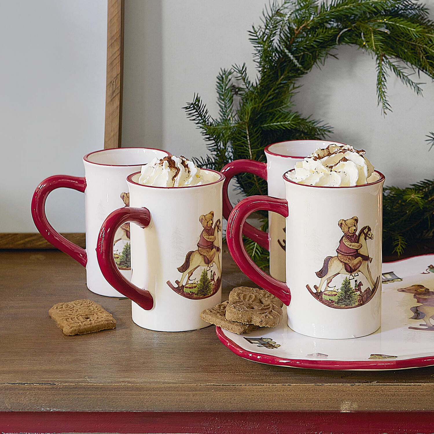 Mok set van 4 Troms Keramische mokken met rode handgreep en beer op hobbelpaard motief, gevuld met slagroom, kerstdecoratie