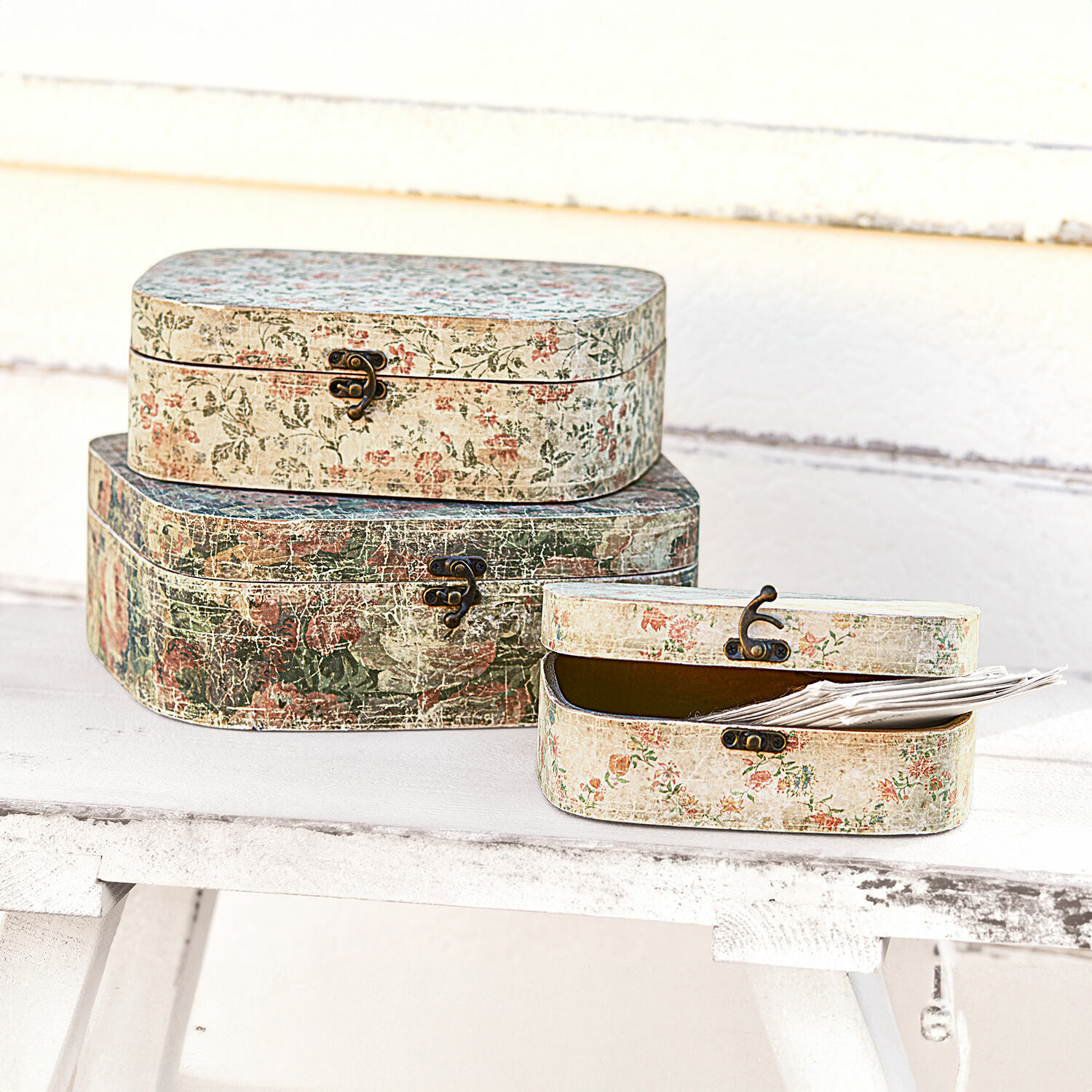 Doos set van 3 Emmylou Set van drie decoratieve dozen met metalen sluitingen en vintage bloemenpatroon