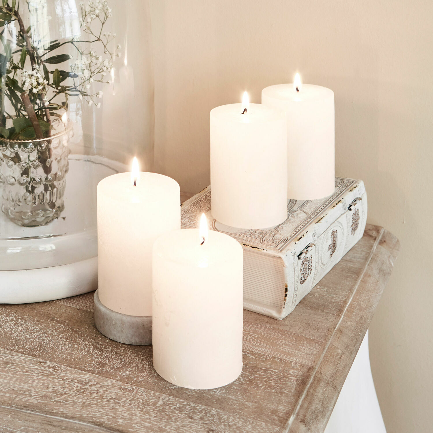 Kaars set van 4 Virrans Vier witte decoratieve kaarsen op houten blad met versierd boek en glazen vaas met bloemen