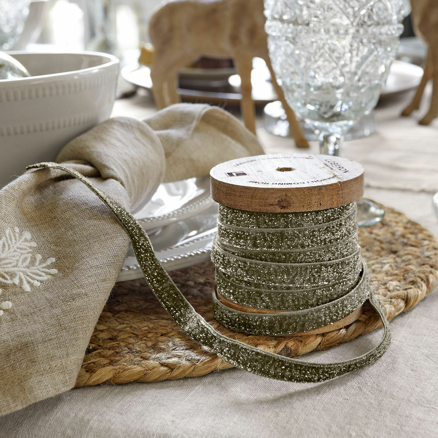 Fluwelen lint Ulvane Grijs fluwelen lint op houten spoel op rustieke tafel met tafeldecoratie