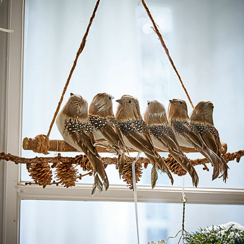 Hangende decoratie met zes bruine vogels op tak met dennenappels, natuurlijke kerststijl