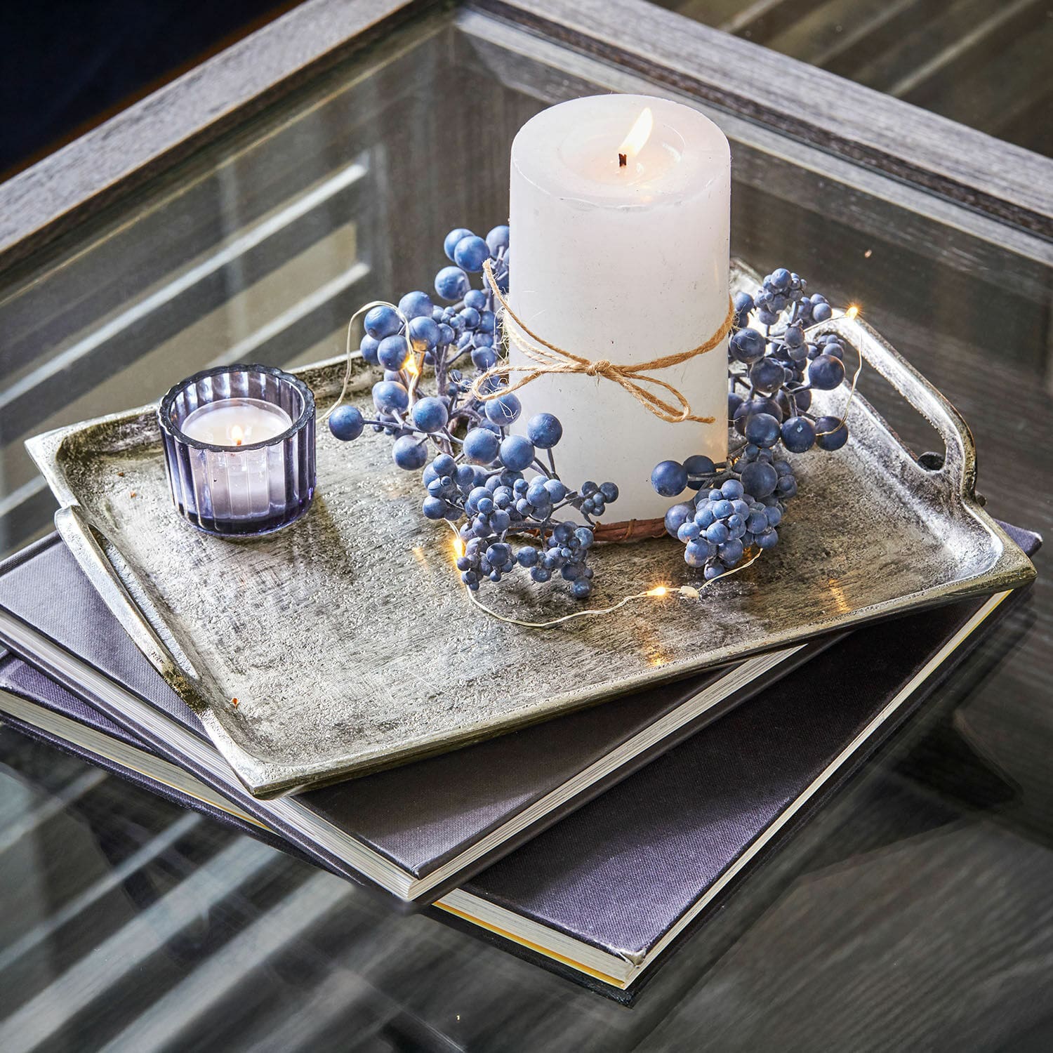 Dienblad set van 2 Branora Witte kaars met natuurlijke touw en blauwe bessen decoratie op metalen dienblad op glazen tafel