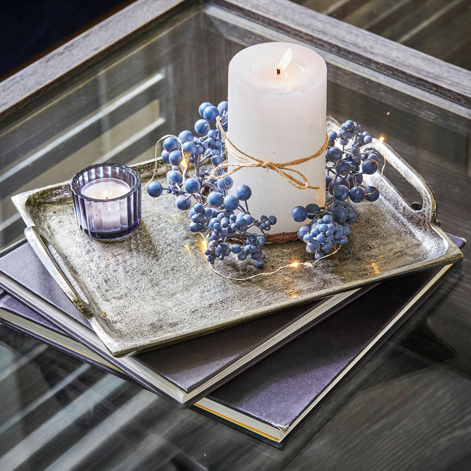 Dienblad set van 2 Branora Witte kaars met natuurlijke touw en blauwe bessen decoratie op metalen dienblad op glazen tafel