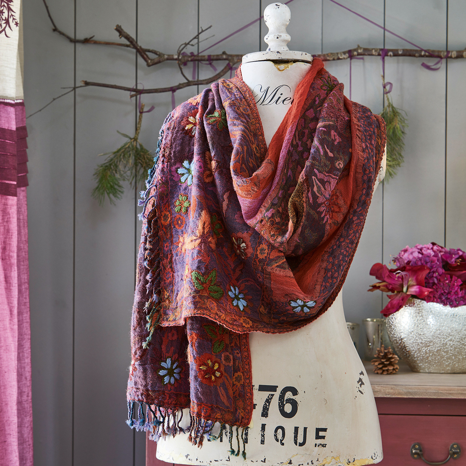 Sjaal Isobel Kleurrijke sjaal met geborduurde bloemen in rood- en paarstinten, zachte stof, modieuze accessoire