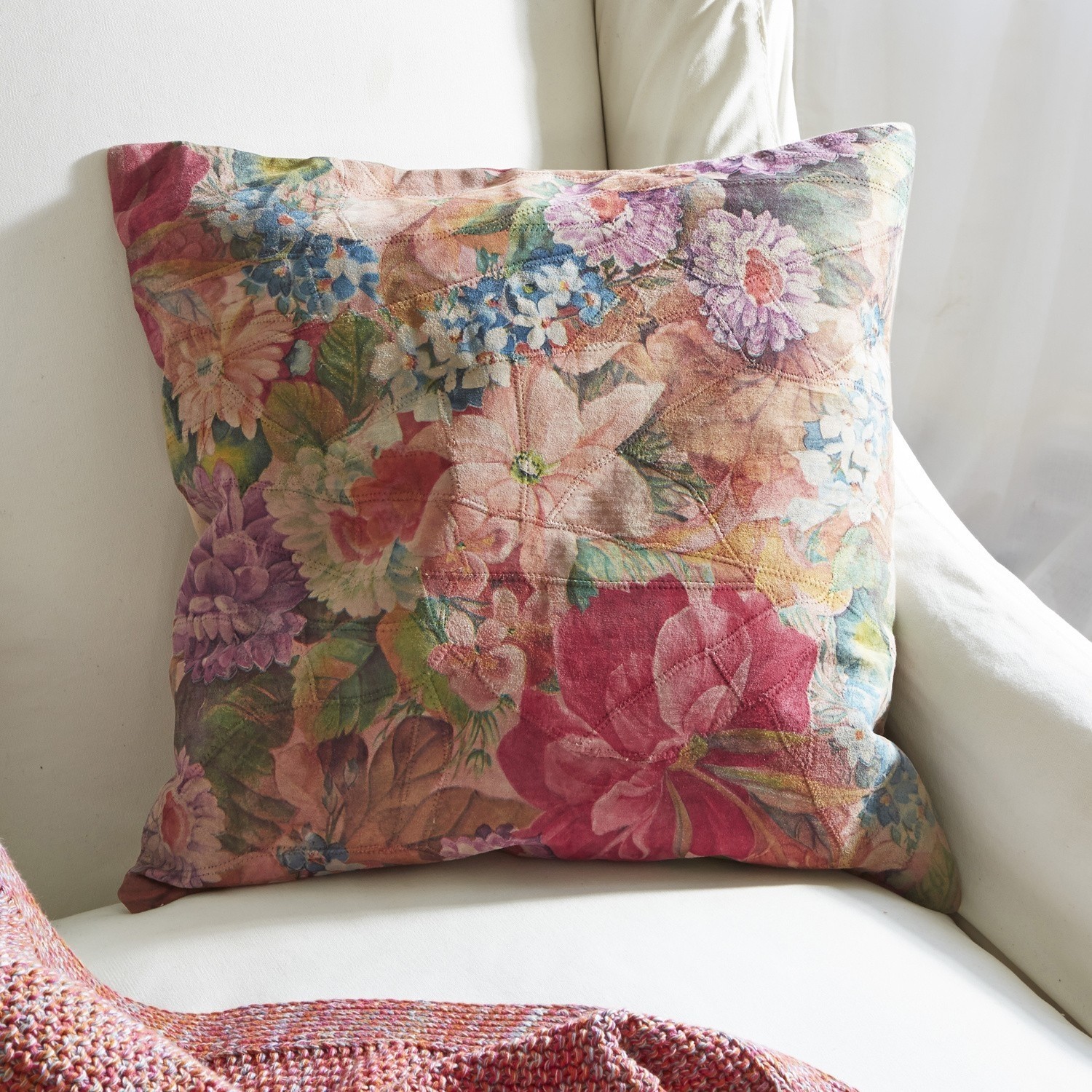 Kussen Fleurelie Kleurrijk sierkussen met bloemenpatroon op lichte stof, woontextiel voor de woonkamer