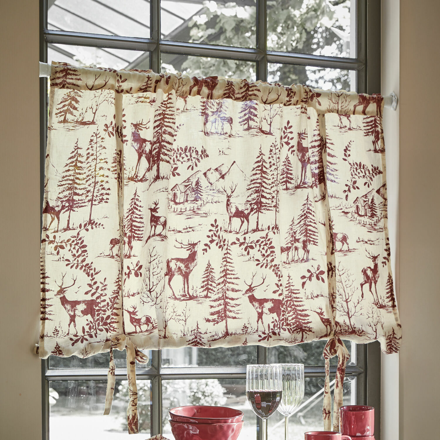 Katoenen gordijn in crèmekleur met rood herten- en bomenpatroon, rustieke raamdecoratie voor keuken