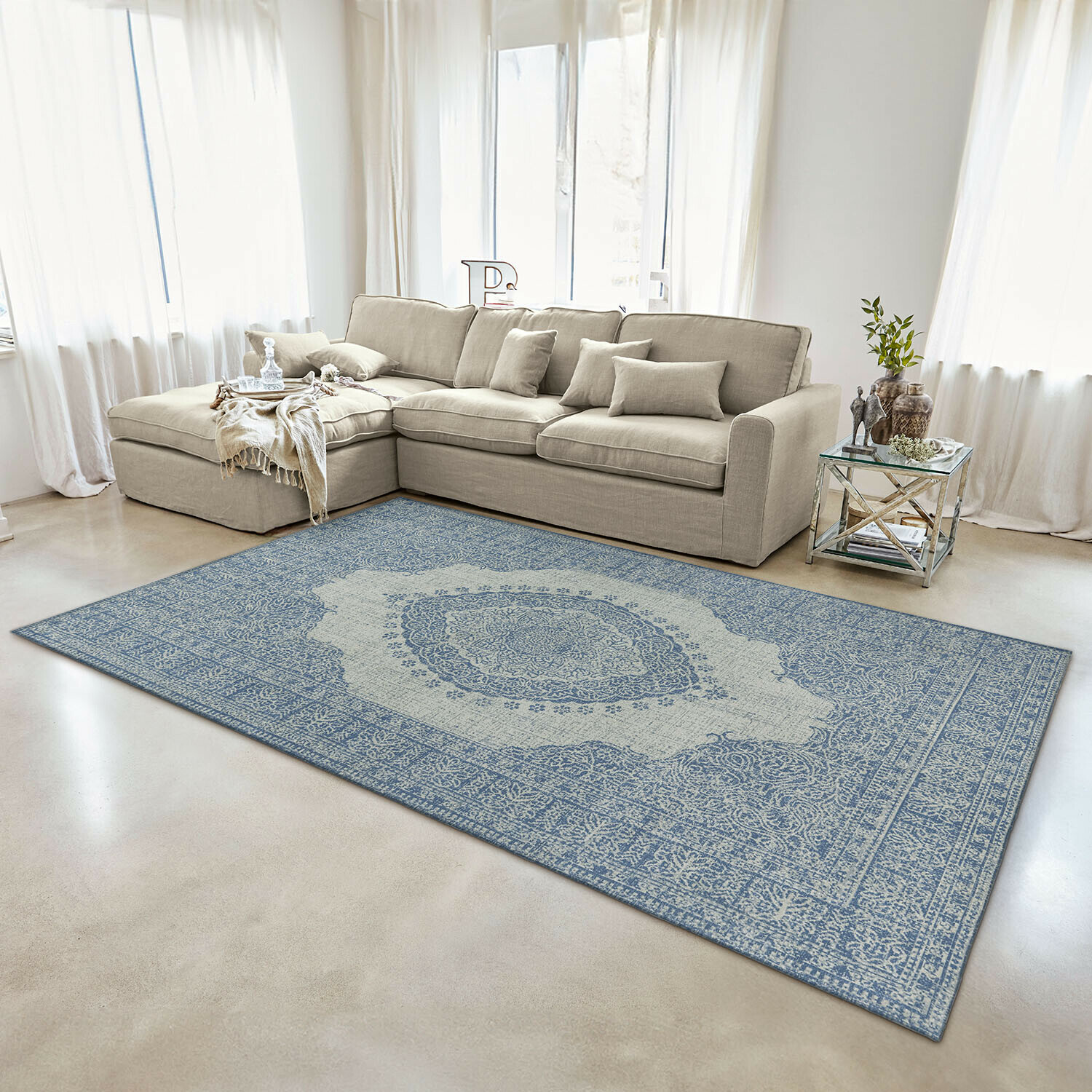 Decoratief tapijt in blauw en beige met oosters patroon in een moderne woonkamer
