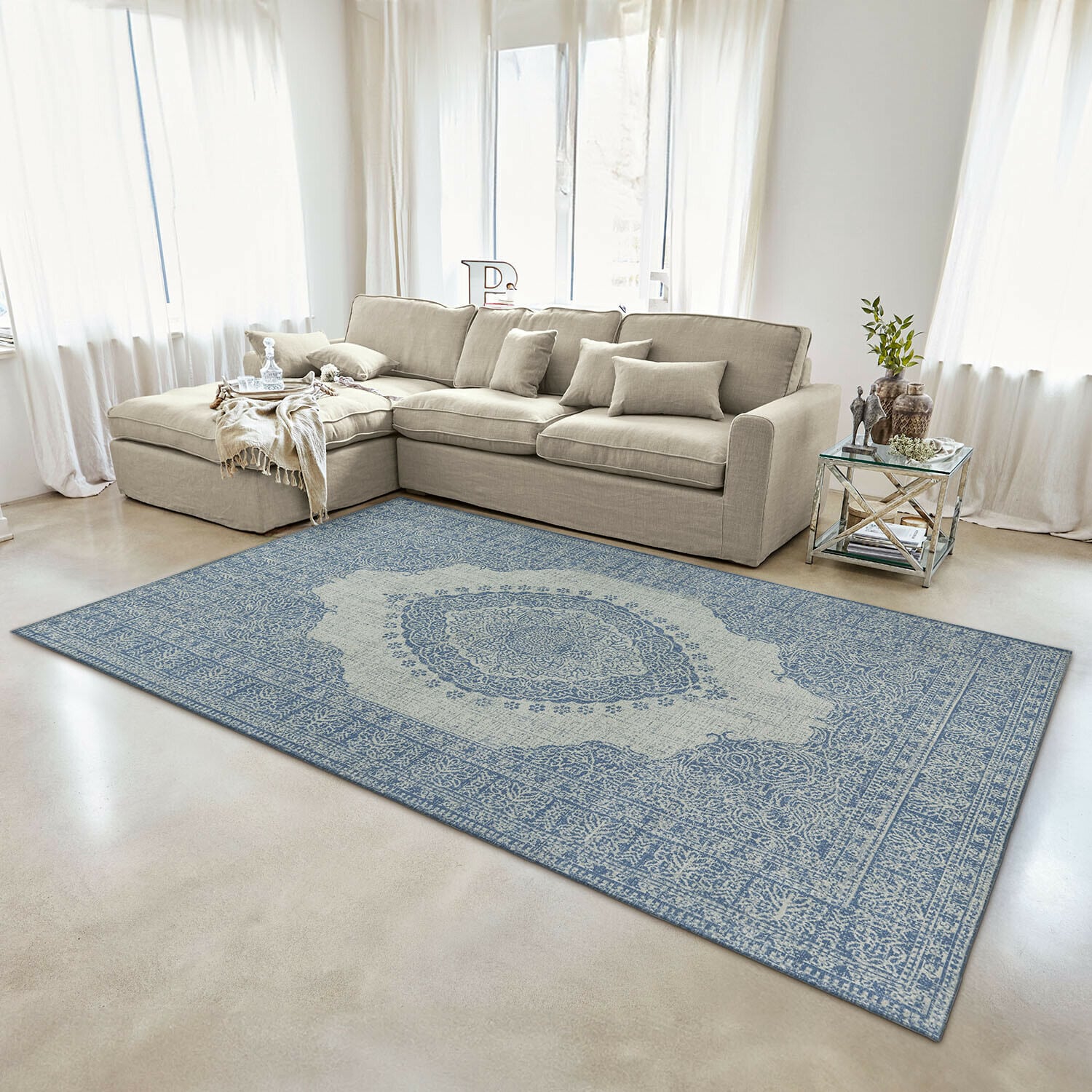 Vloerkleed Valecrest Decoratief tapijt in blauw en beige met oosters patroon in een moderne woonkamer