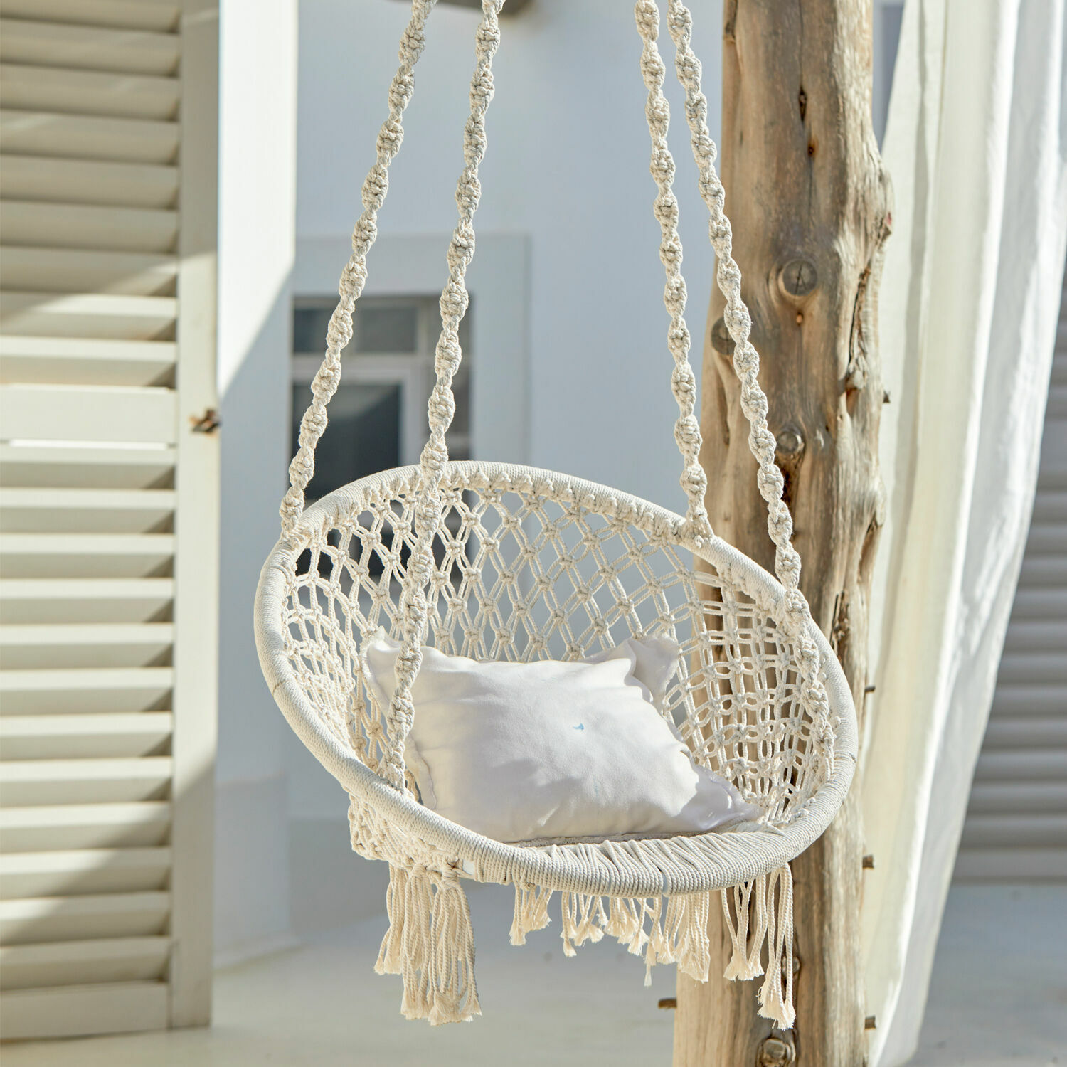 Hangstoel Tarik Witte hangstoel van katoenen macramé met kussen, perfect voor ontspanning in de tuin
