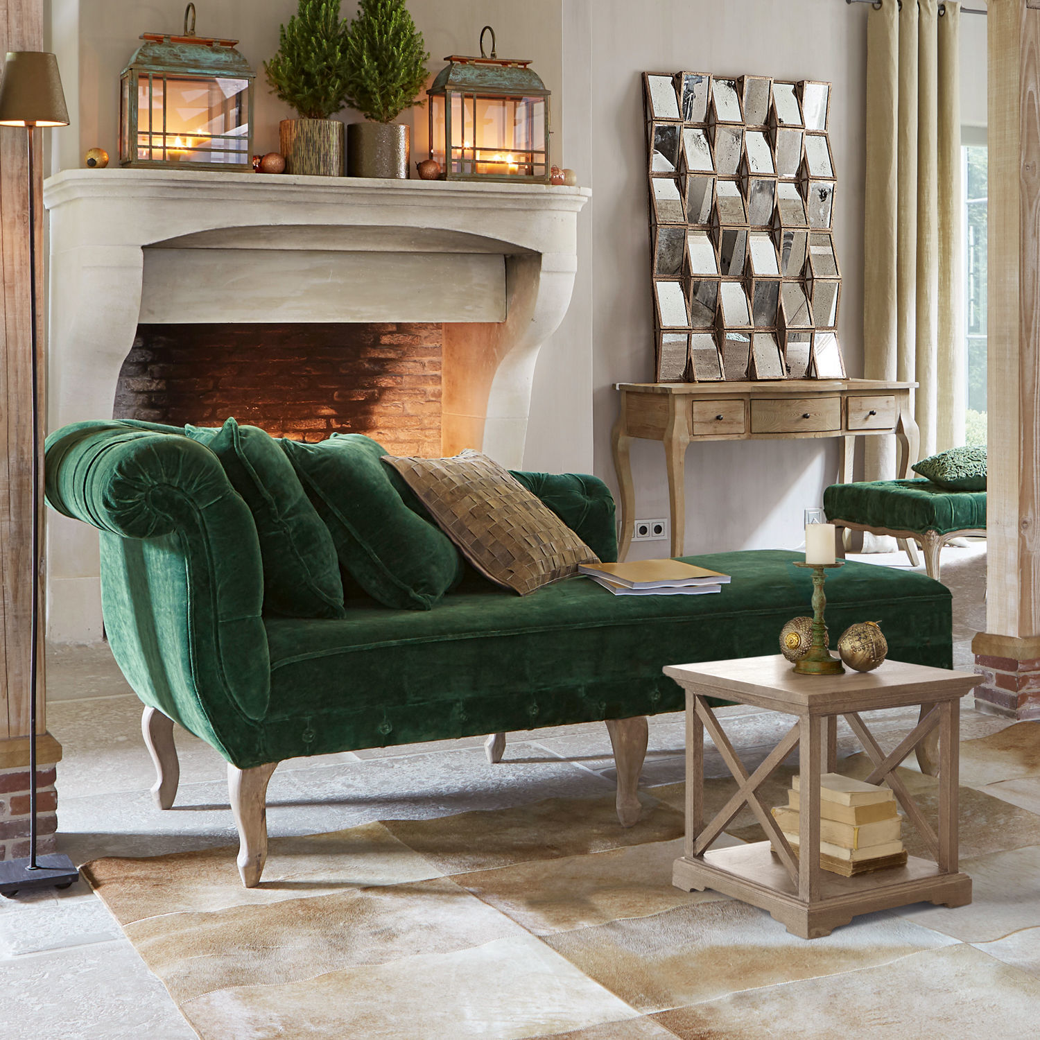 Chaise longue Viviani Groene fluwelen chaise longue met houten poten in gezellige woonkamer met open haard en spiegel