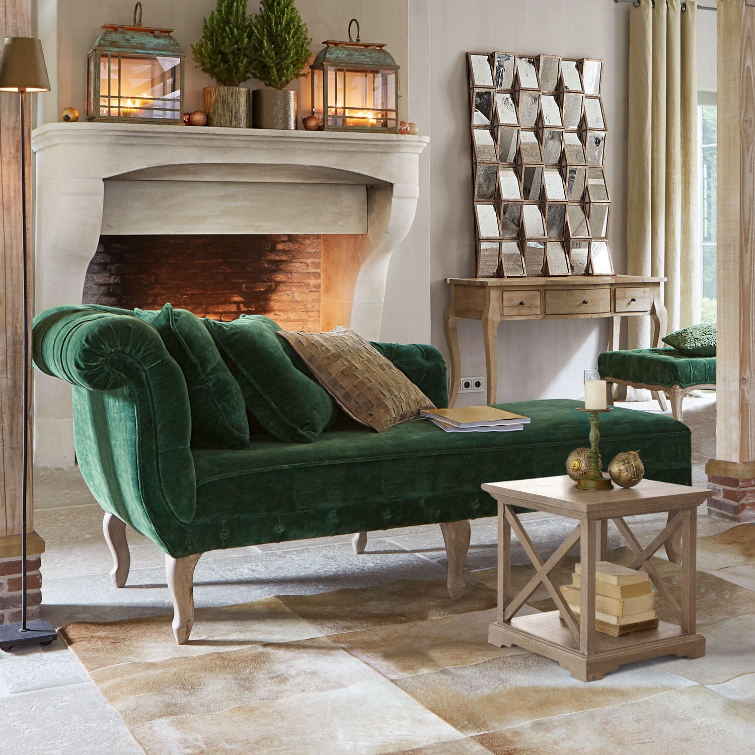 Chaise longue Viviani Groene fluwelen chaise longue met houten poten in gezellige woonkamer met open haard en spiegel
