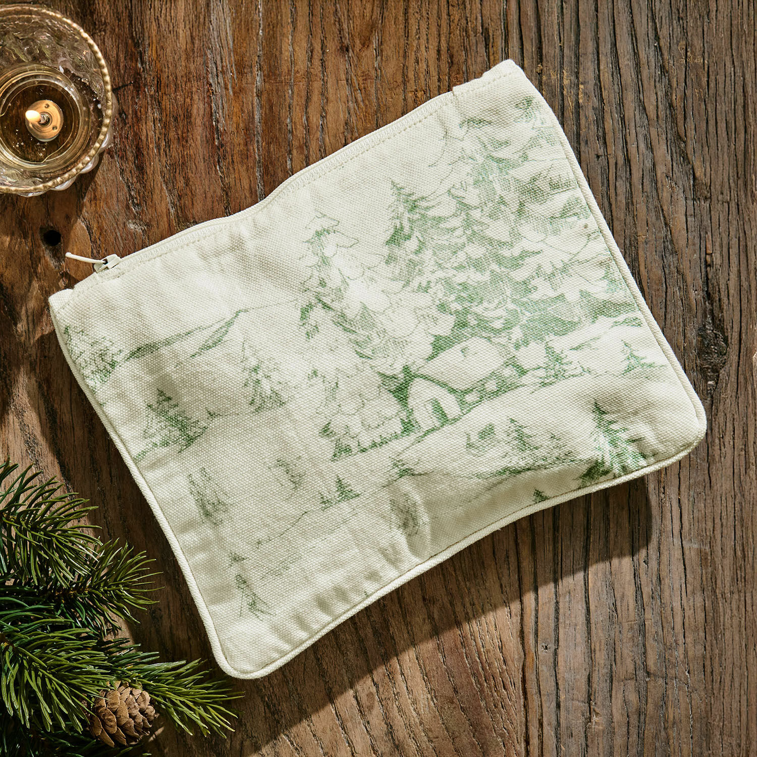 Tasje Norathia Beige katoenen make-uptasje met groene bosprint op houten tafel