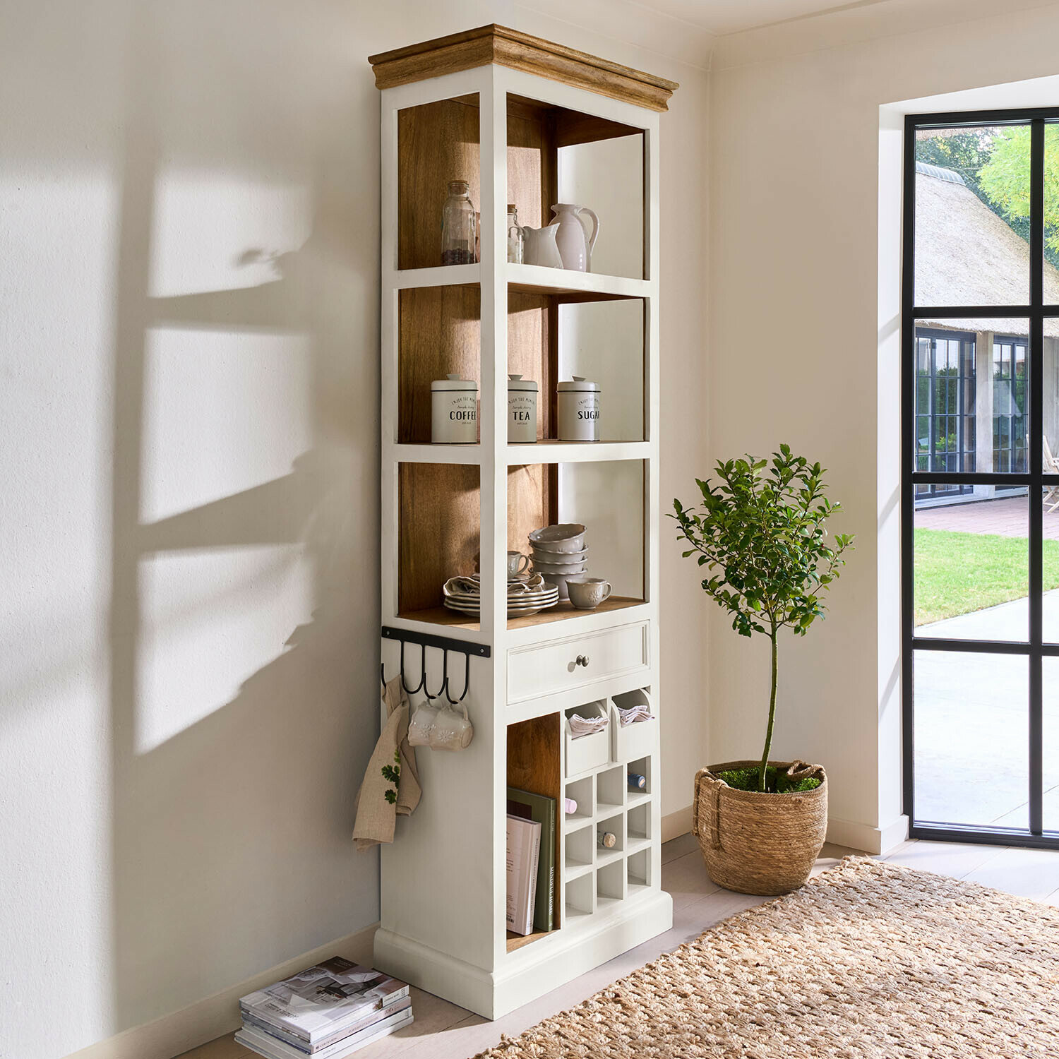 Hoge hoekvitrine van hout in wit en naturel met planken en wijnopslag