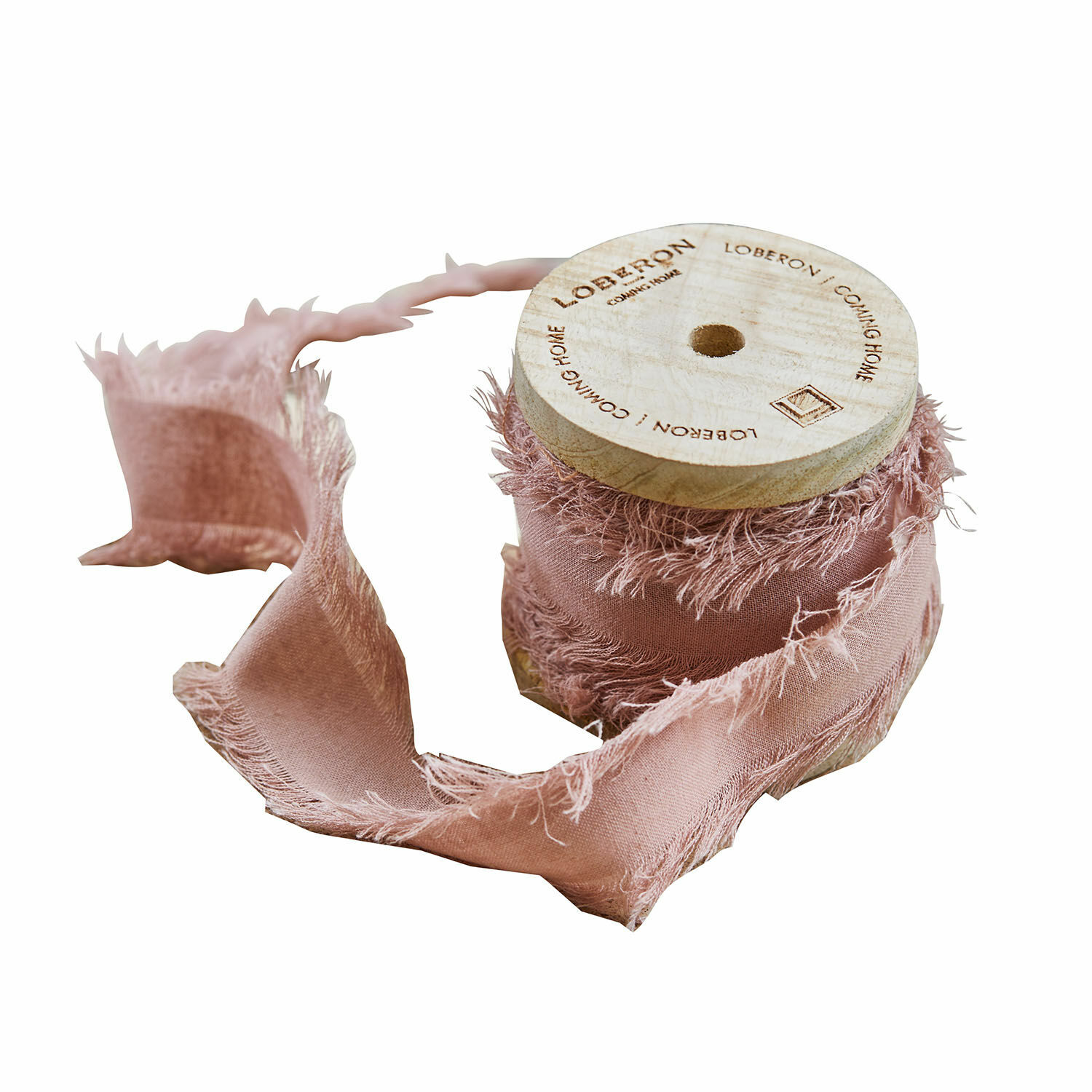 Roze katoenen decoratief lint met rafelige randen op houten spoel voor knutselen