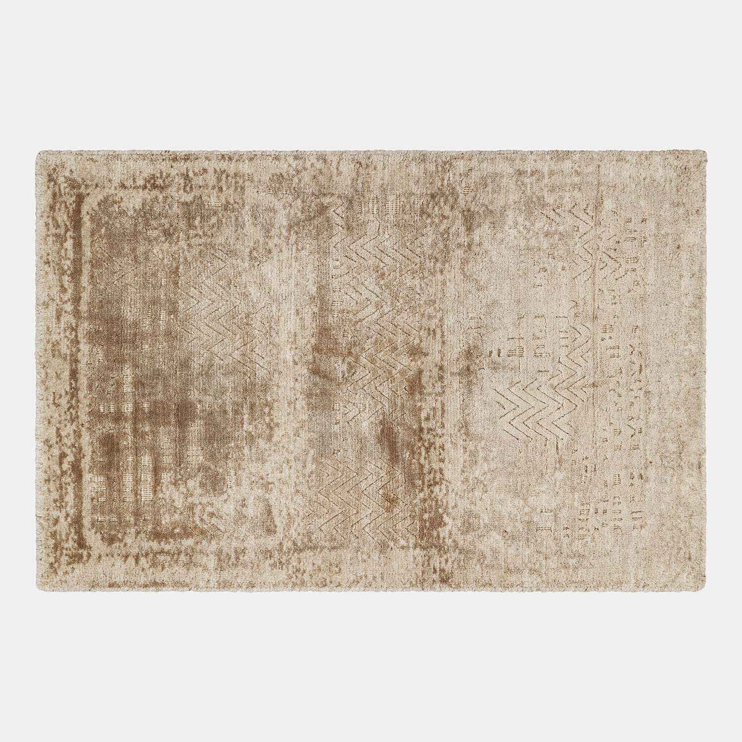 Beige vloerkleed van zacht materiaal met subtiel geometrisch patroon, geschikt voor woonkamer