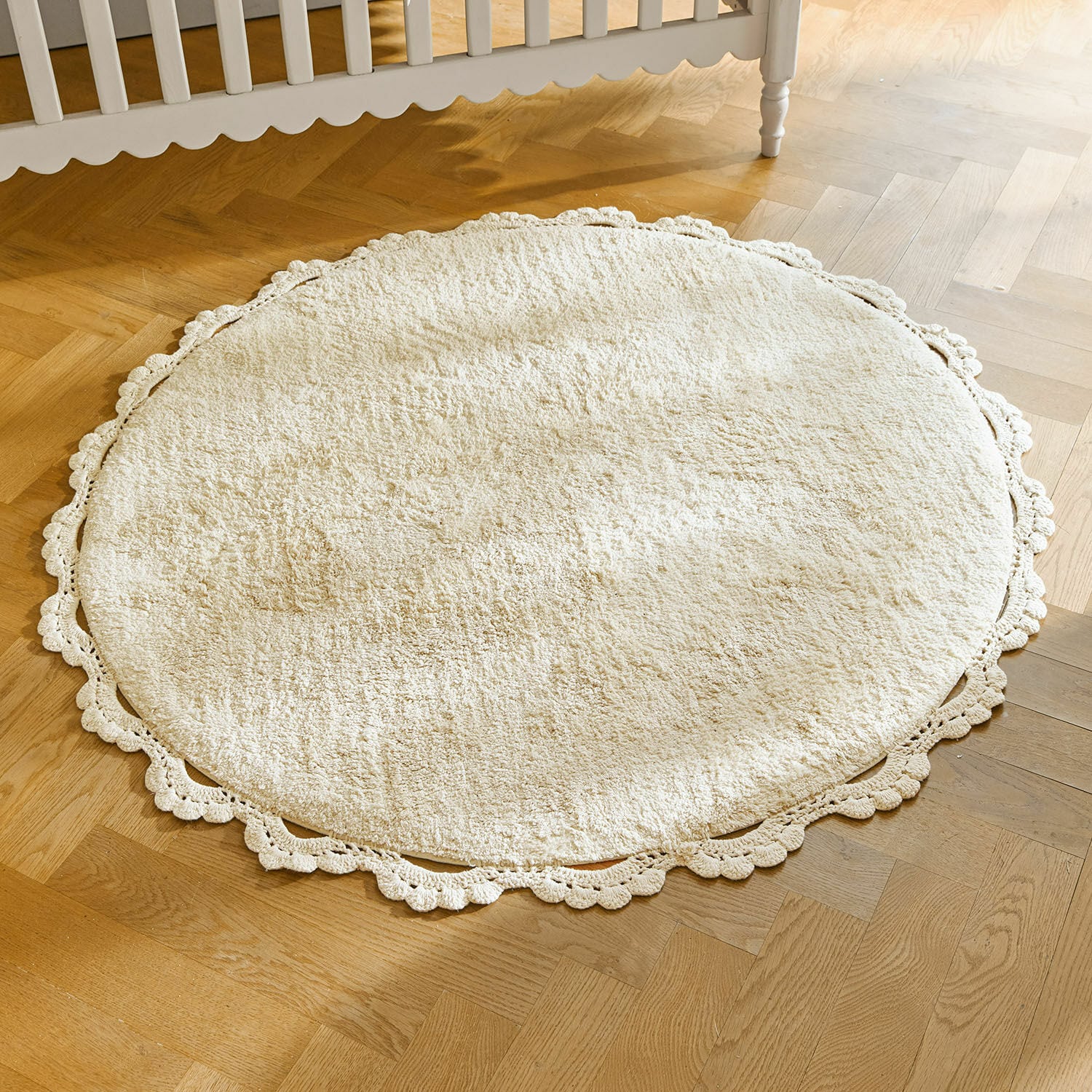 Vloerkleed Arash Ronde crèmekleurige katoenen vloerkleed met kanten rand op lichte houten vloer, interieurdecoratie