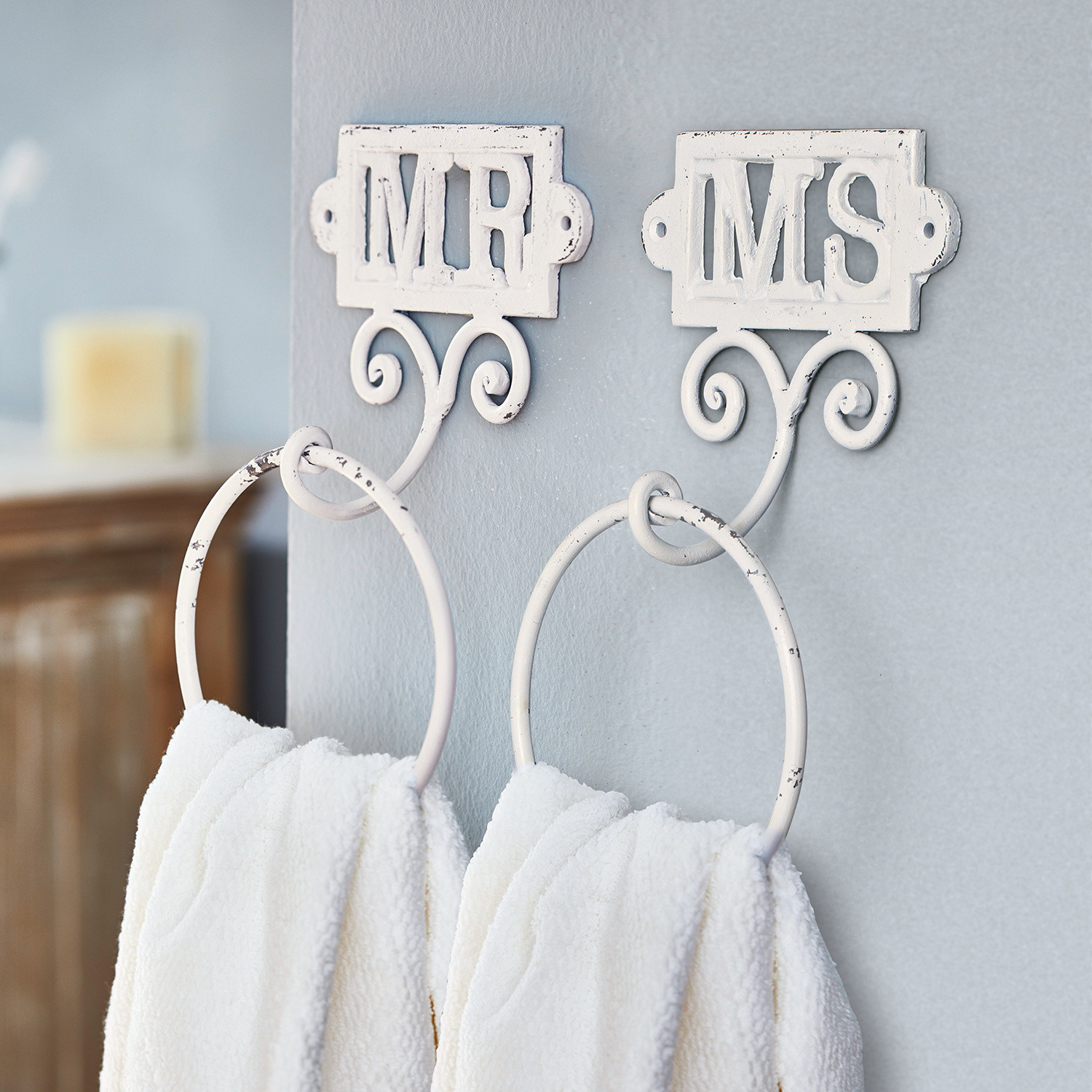 Witte metalen handdoekhouders met MR- en MS-opschrift, decoratief en praktisch voor badkamer