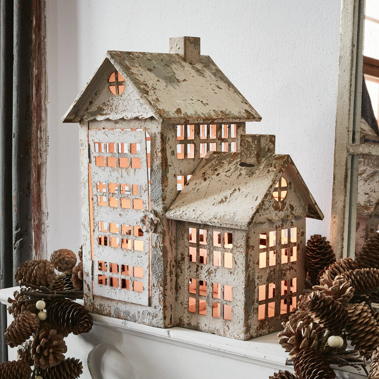 Lantaarn Bélis Decoratieve lantaarn in de vorm van een huis van metaal in verweerd wit met warm licht binnenin