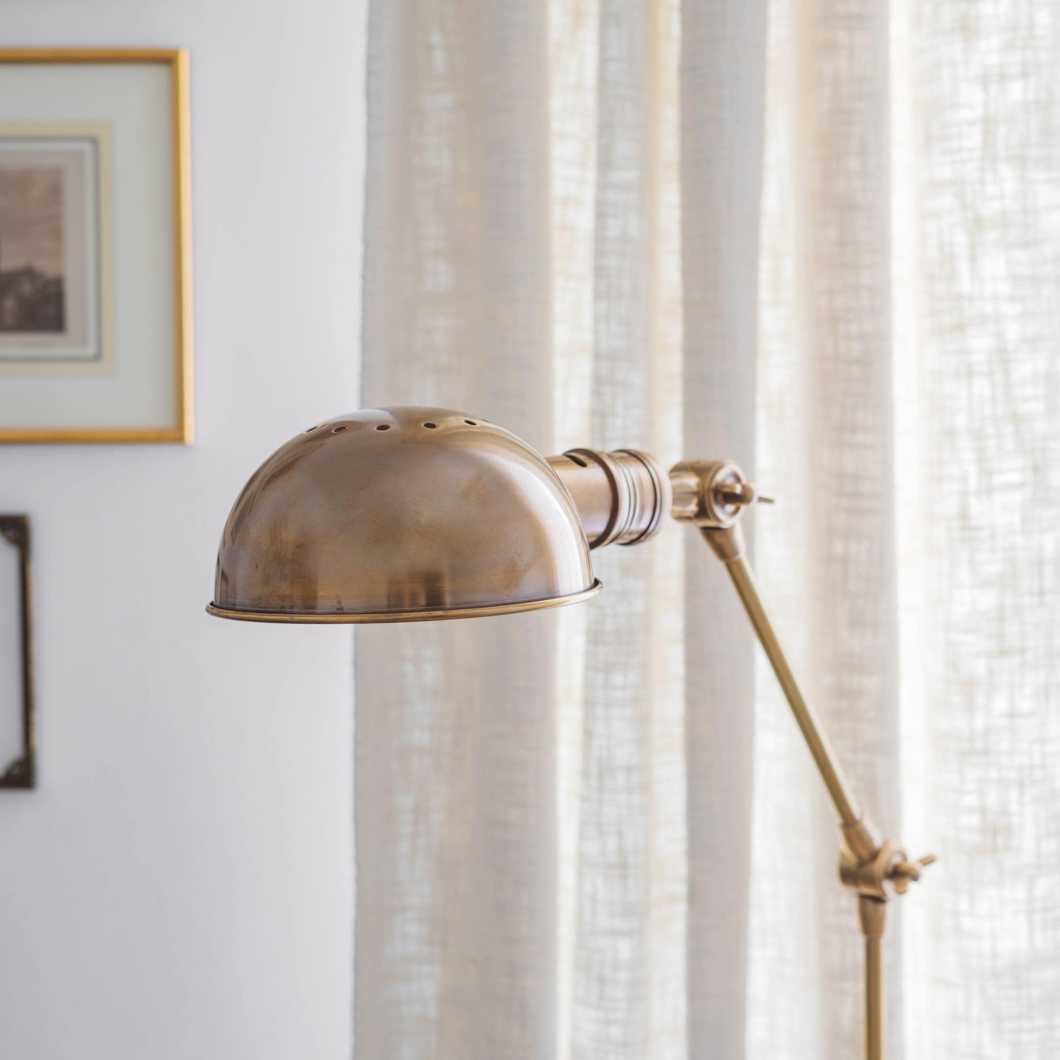 Verstelbare staande lamp van messing in antiek gouden kleur voor sfeerverlichting binnen