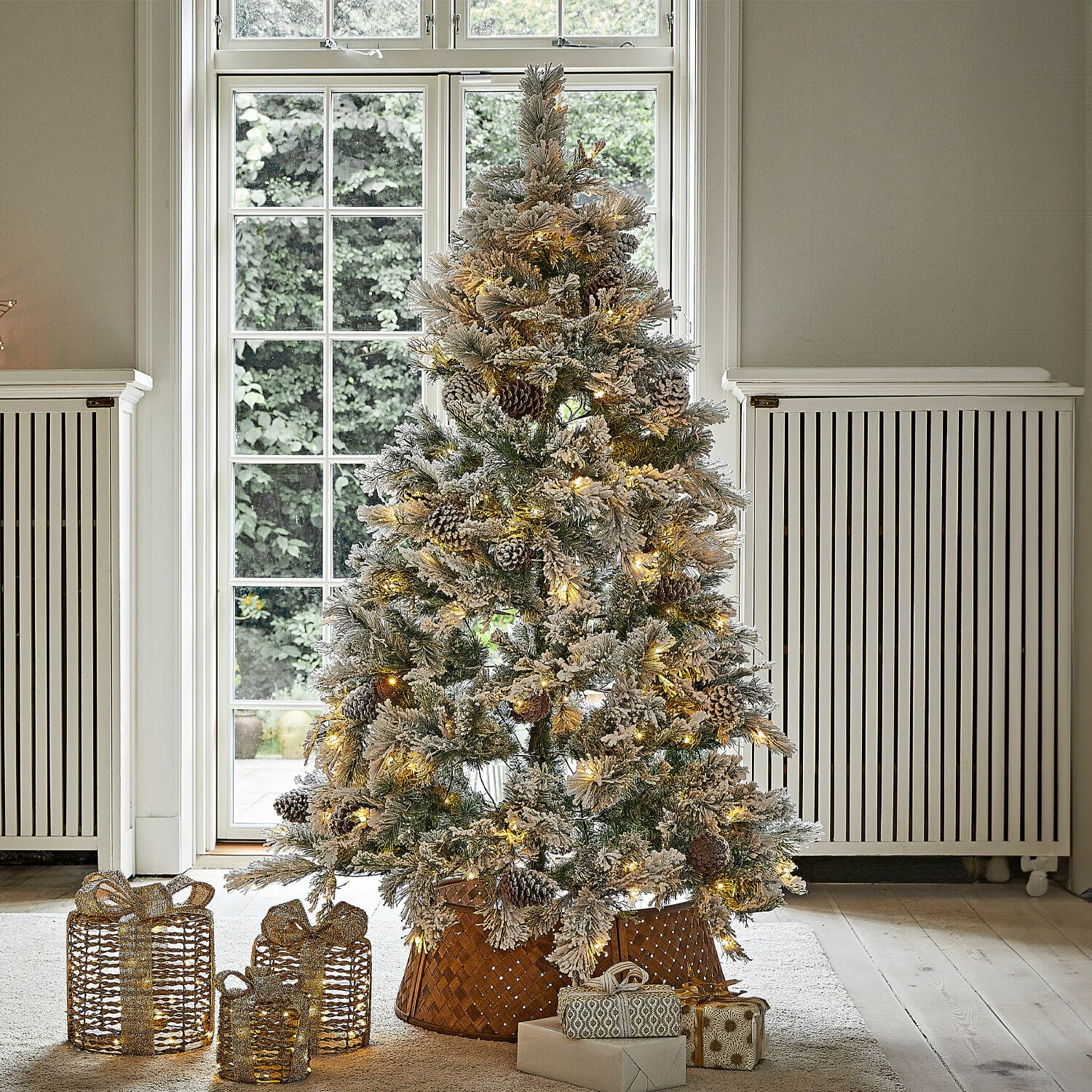 Kerstboom Karélisse Kunstmatige besneeuwde kerstboom met LED-lichtjes en dennenappels in gevlochten mand, kerstdecoratie
