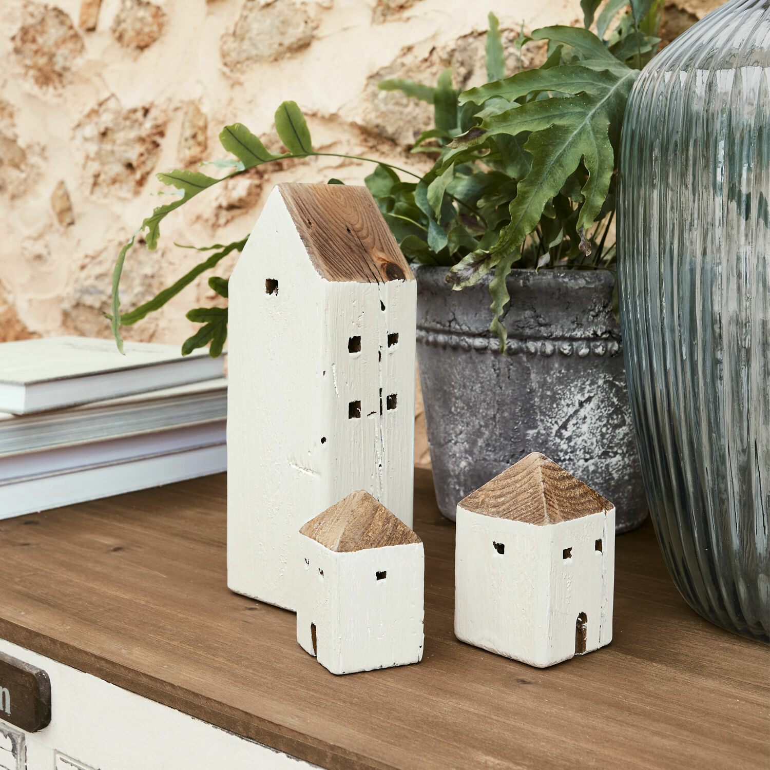 Sierhuisje set van 3 Lormont Decoratieve witte houten huisjes met natuurlijke daken op houten blad, sfeervolle woondecoratie